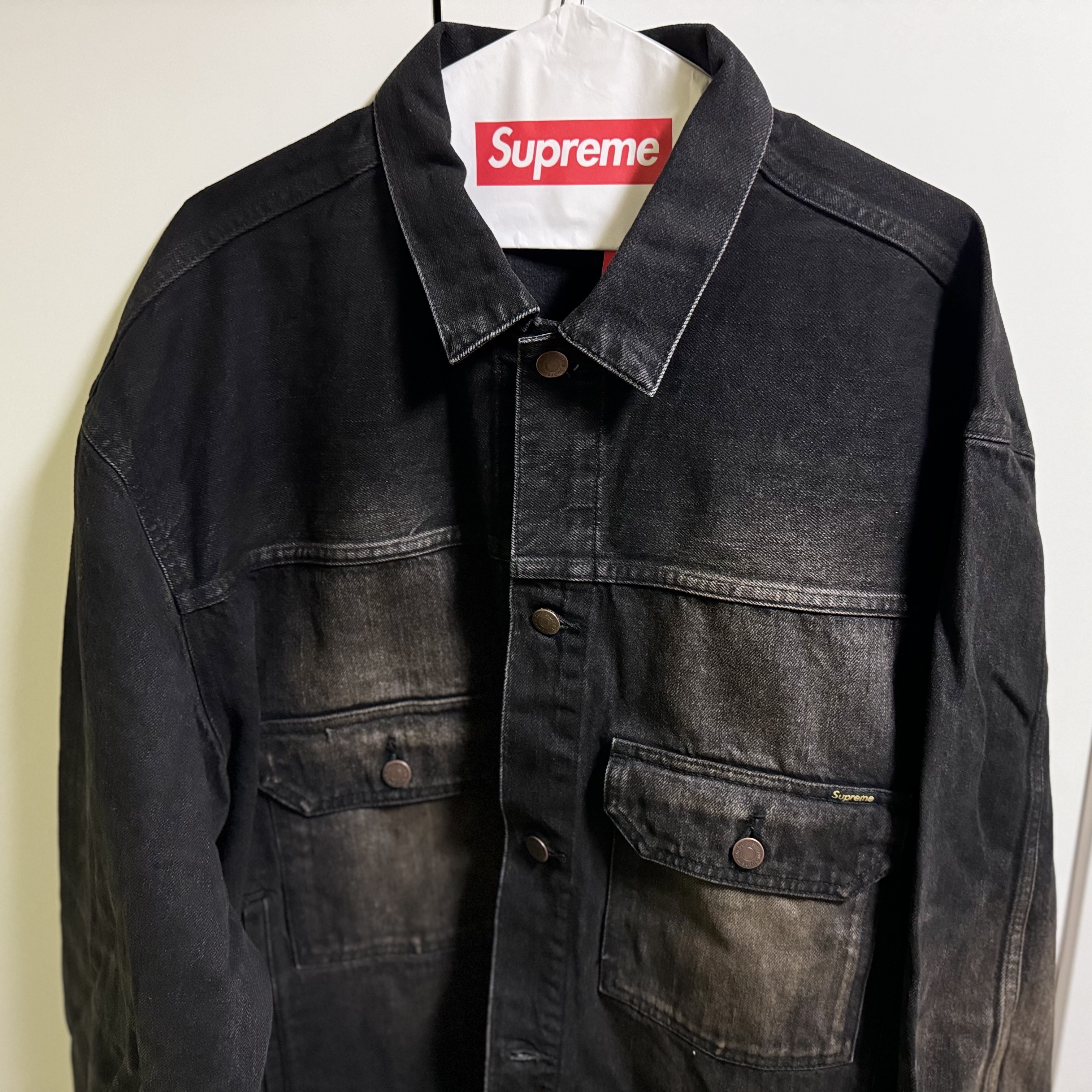 Supreme Distressed Selvedge Trucker Jacket Washed Black - 24FW 착용 스타일