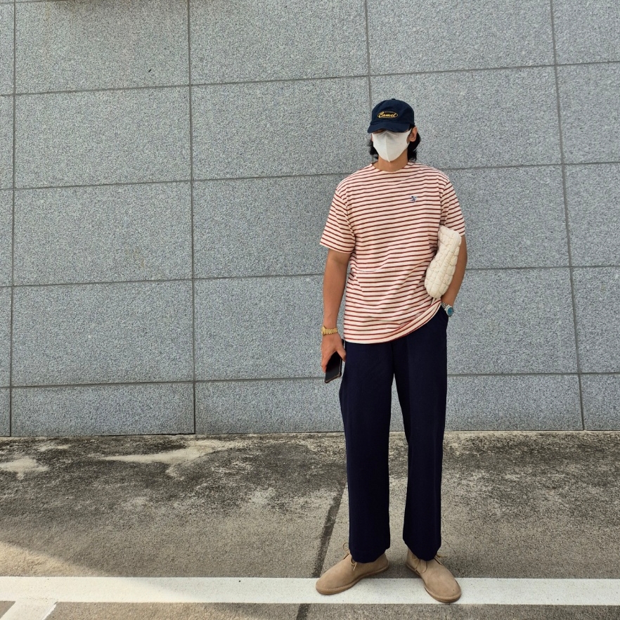 COS Quilted  Laptop Case Off White 착용 스타일