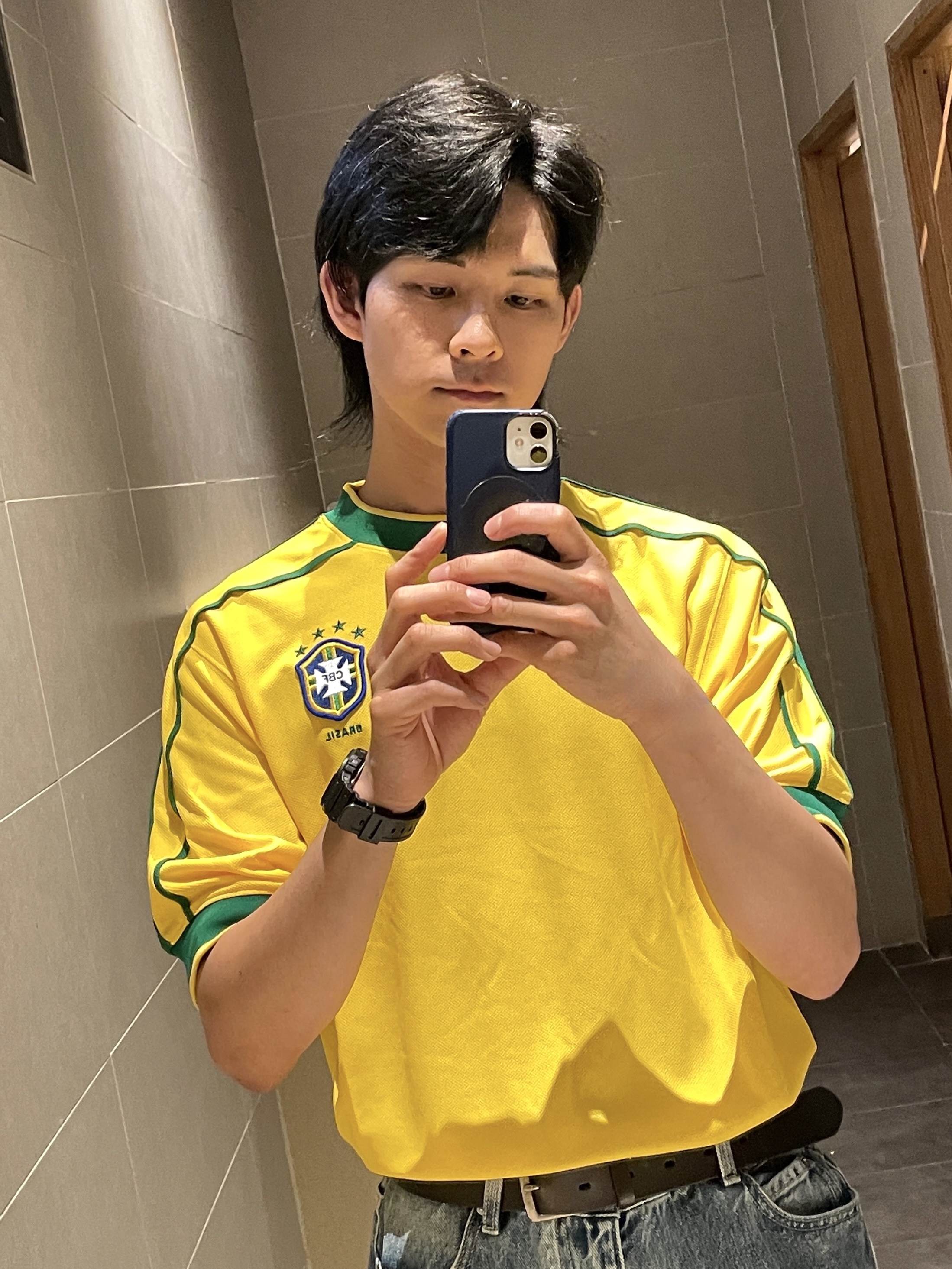 Nike Brazil 1998 Reissue Soccer Replica Jersey Varsity Maize (Non Marking Ver.) 착용 스타일 - 2