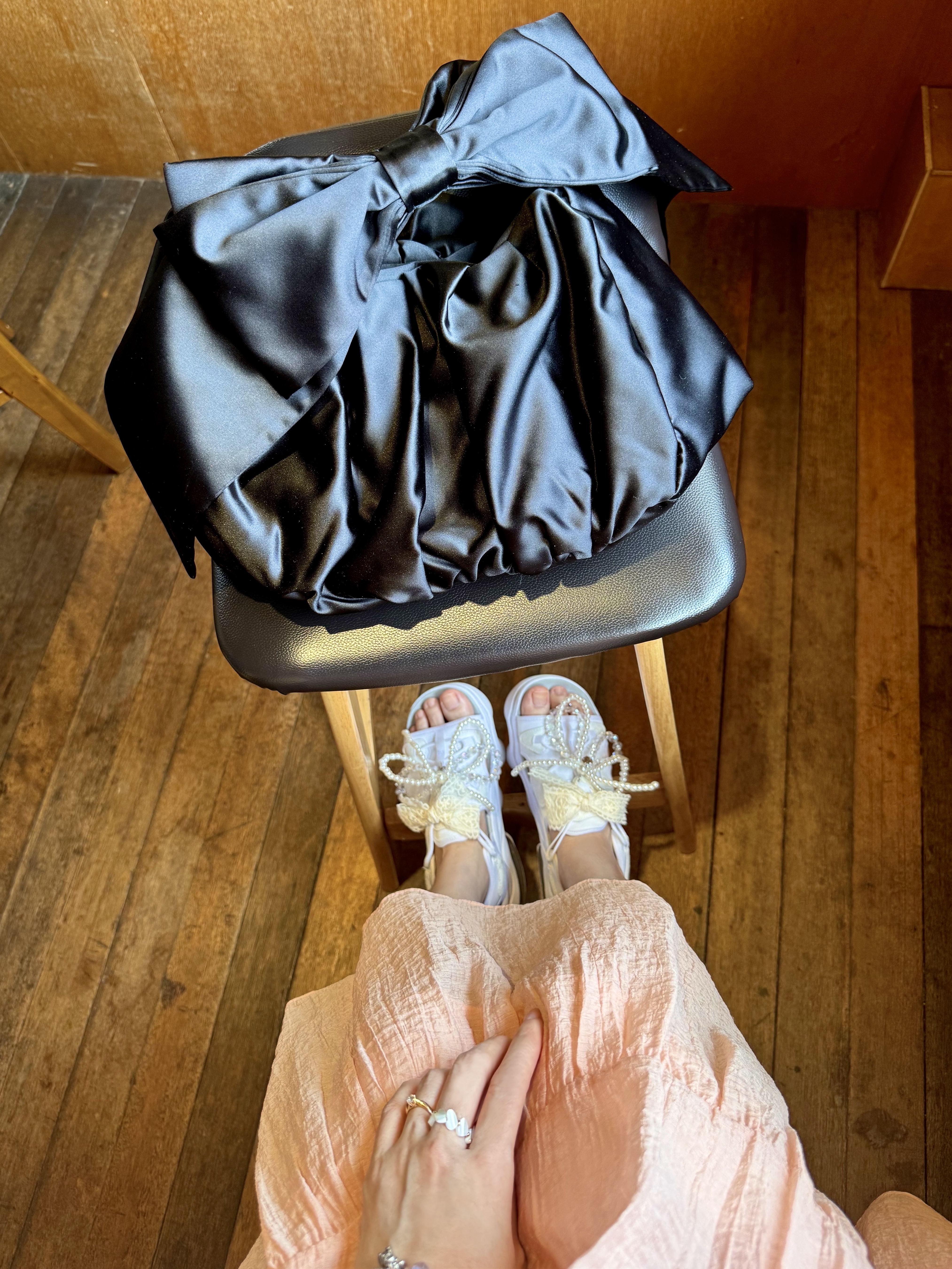 & Other Stories Large Satin Bow Bag Black, Nff Color Parts Ring Glitter White 착용 스타일 - 5