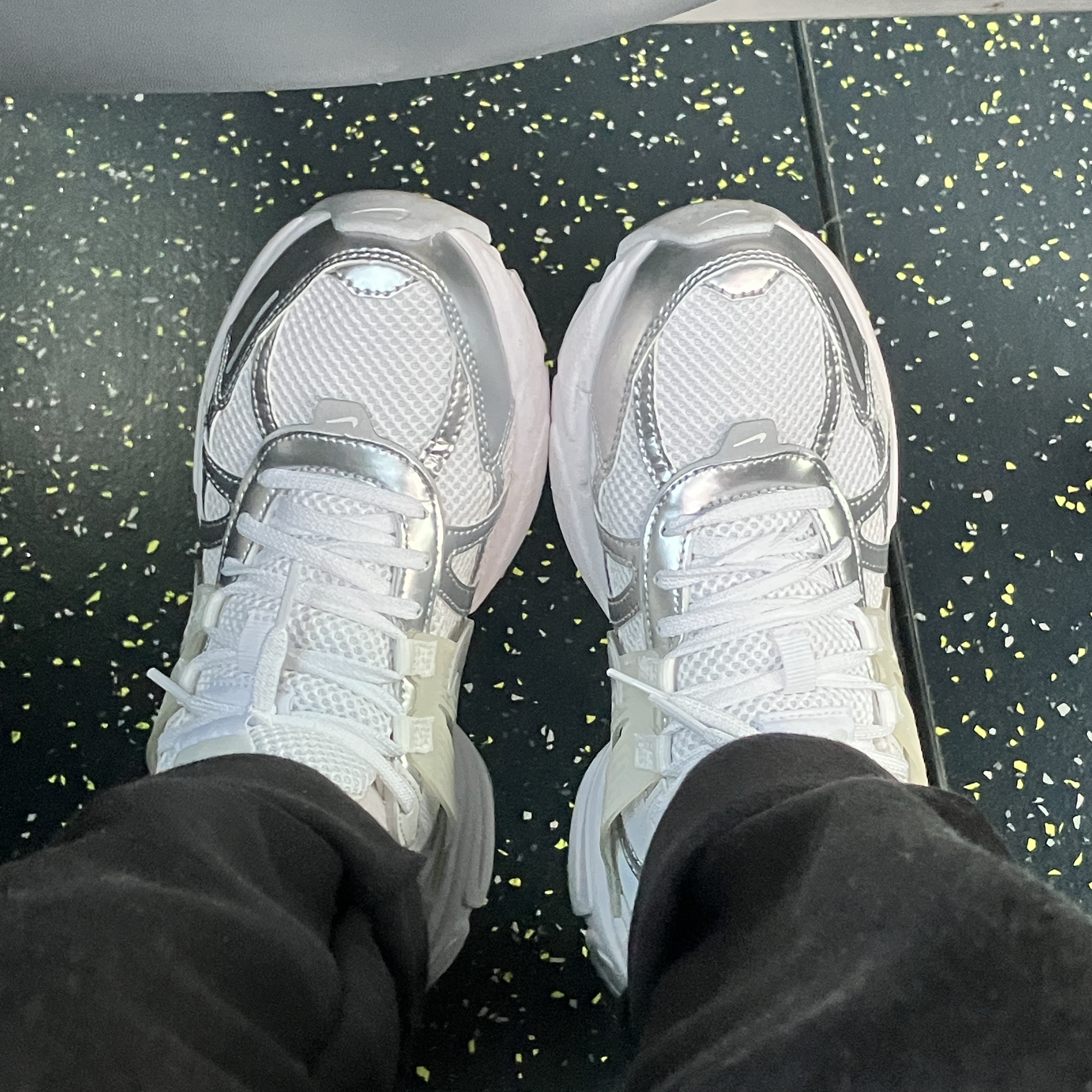 Nike V2K Run Metallic Silver White 착용 스타일
