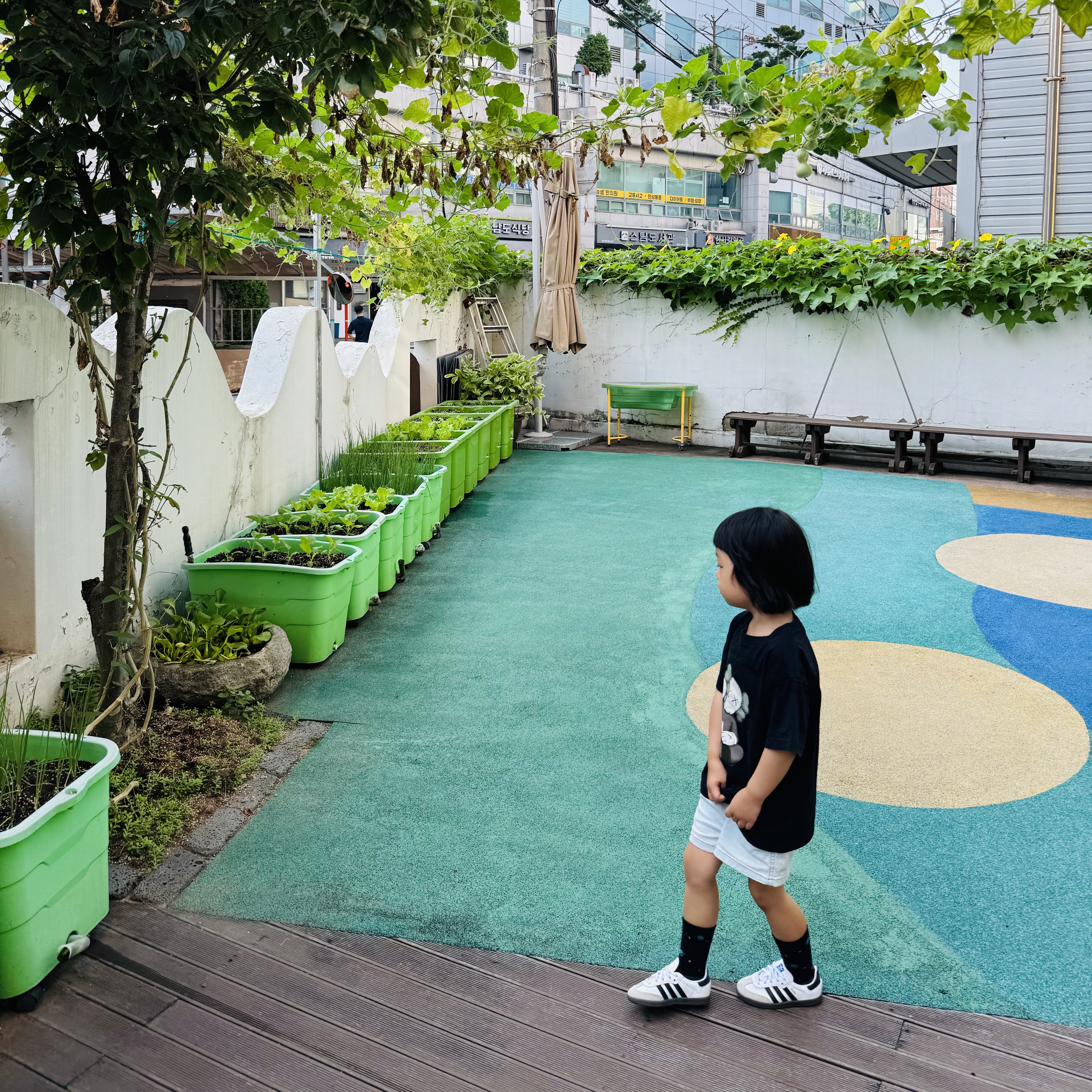 (Infant) Adidas Samba OG Cloud White Core Black, (Kids) Uniqlo UT x Kaws Short Sleeve Graphic T-Shirt Black 착용 스타일 - 3