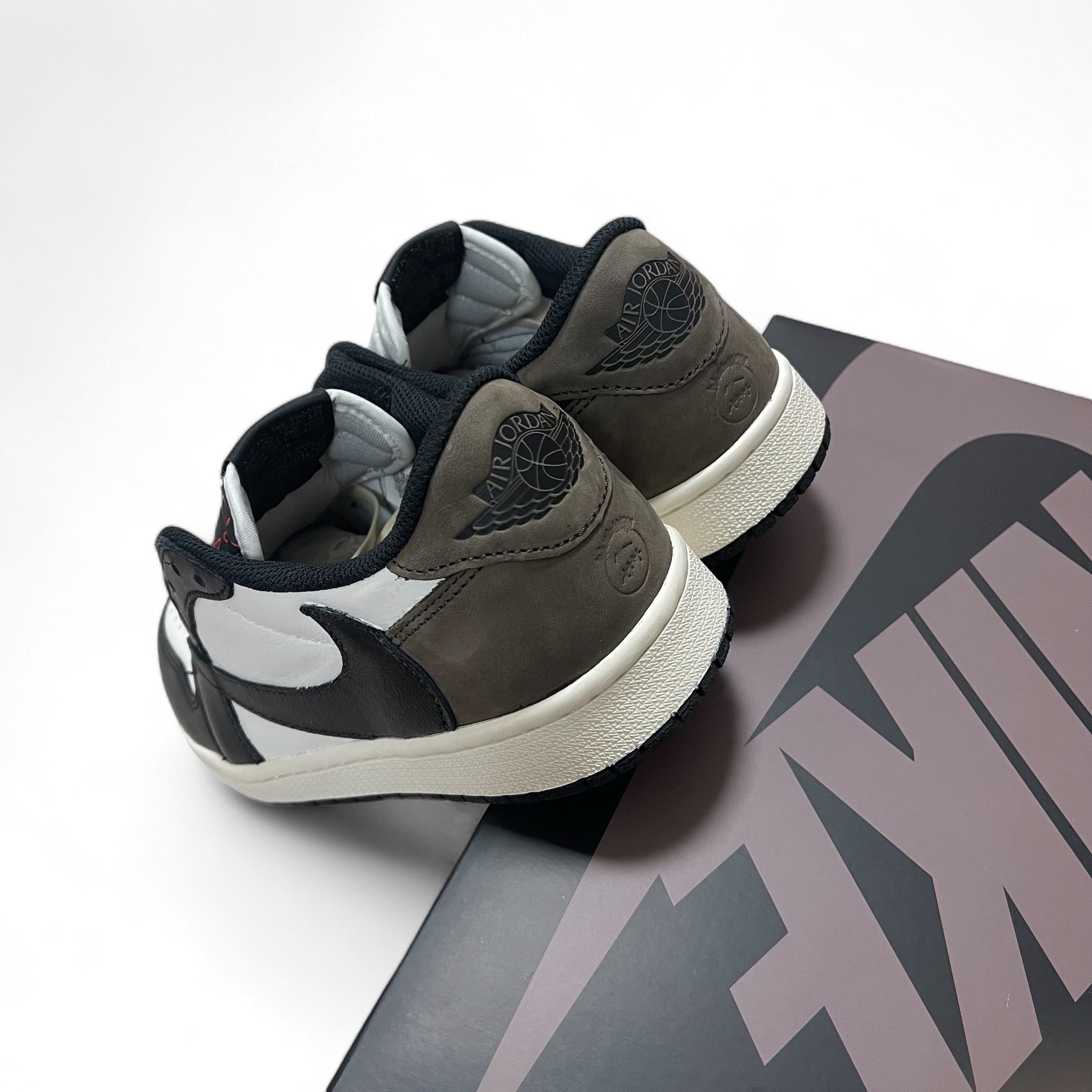 Jordan 1 Retro Low OG Mocha, (GS) Jordan 1 Retro Low OG Mocha 착용 스타일 - 3