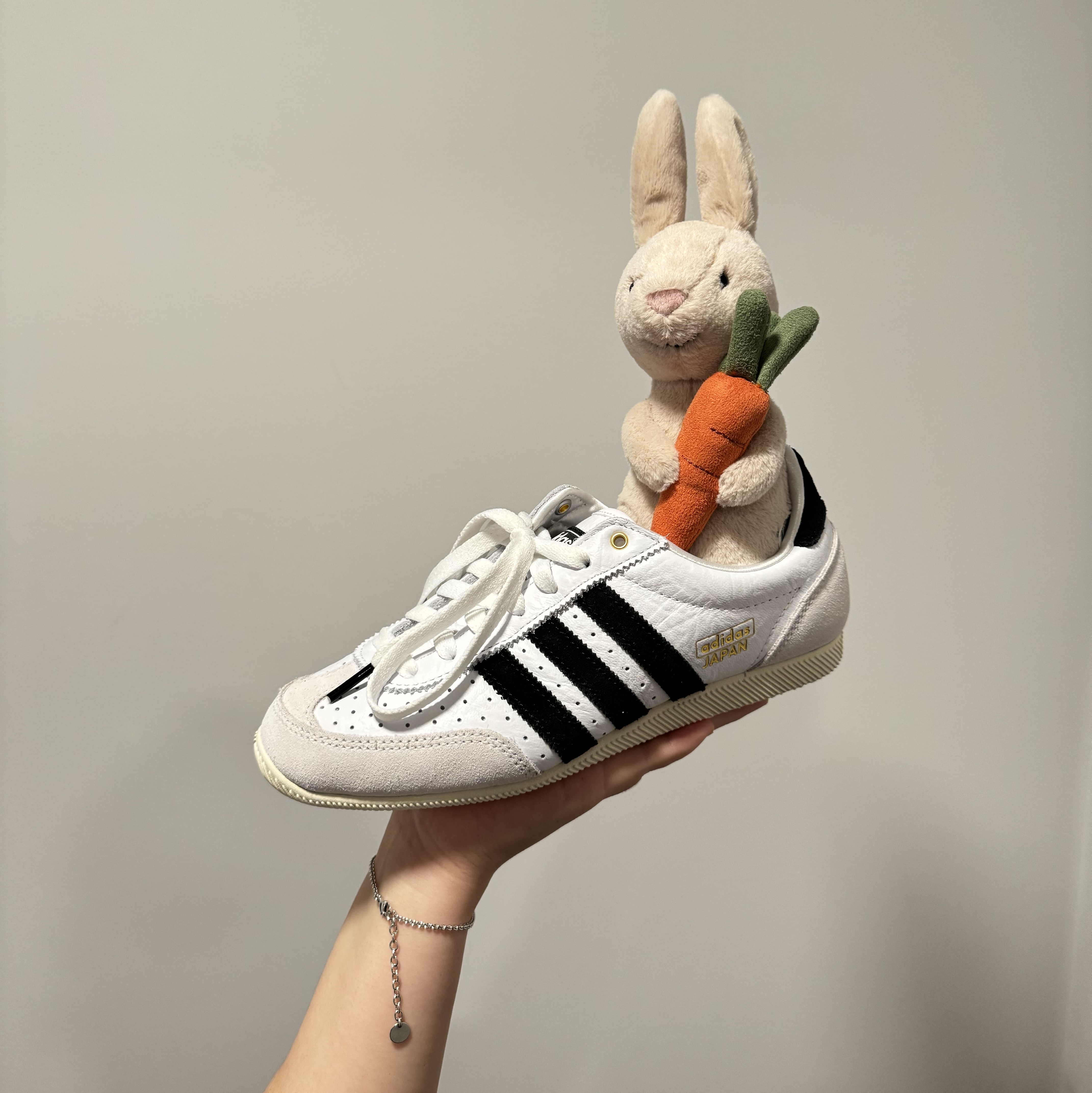 (W) Adidas Japan Cloud White Core Black 착용 스타일