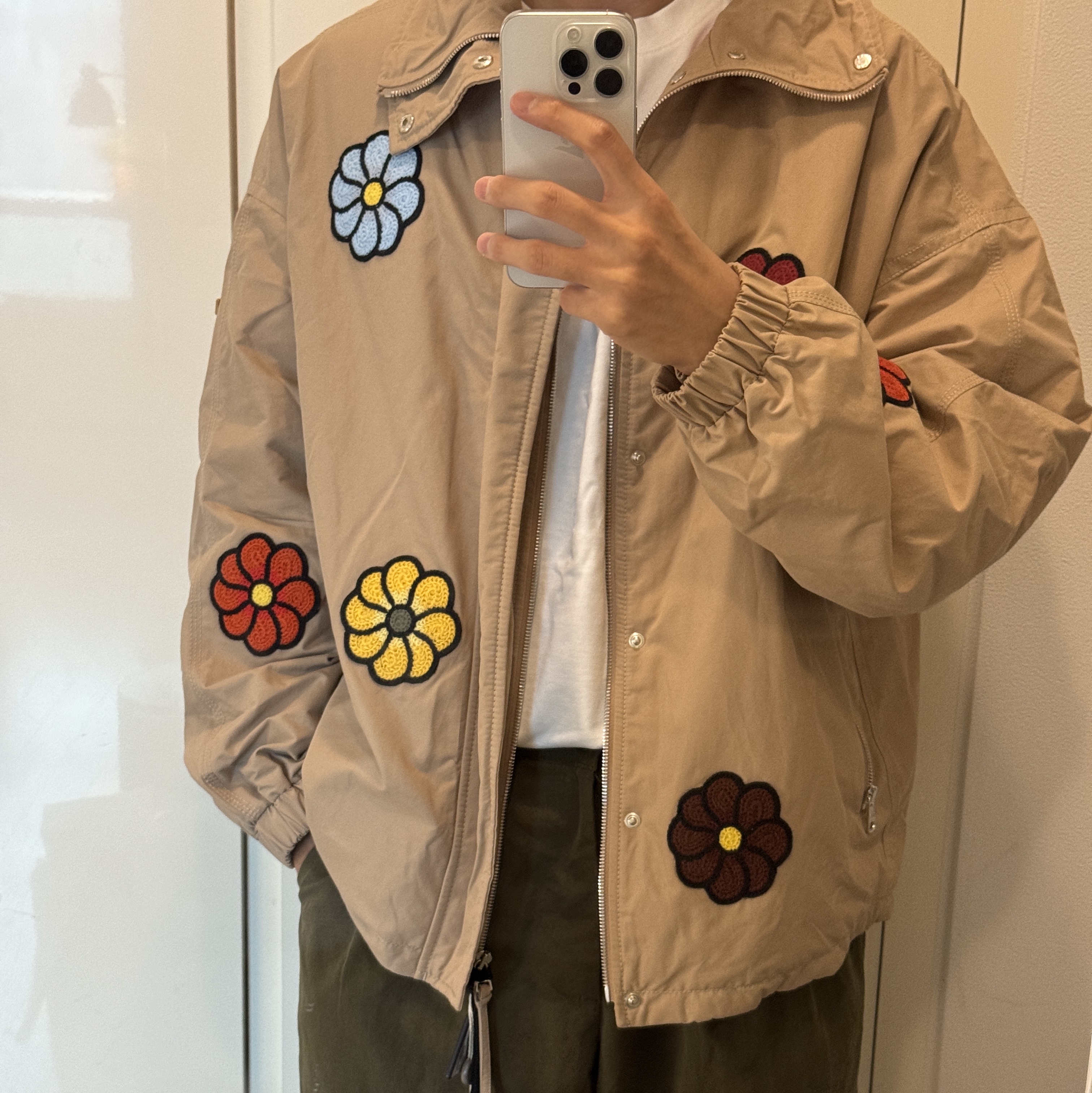 Moncler x JW Anderson Delamont Short Down Jacket Beige - 23SS, Ader Error Sig; TRS/BL Tag T-Shirt 01 Off White 착용 스타일 - 1