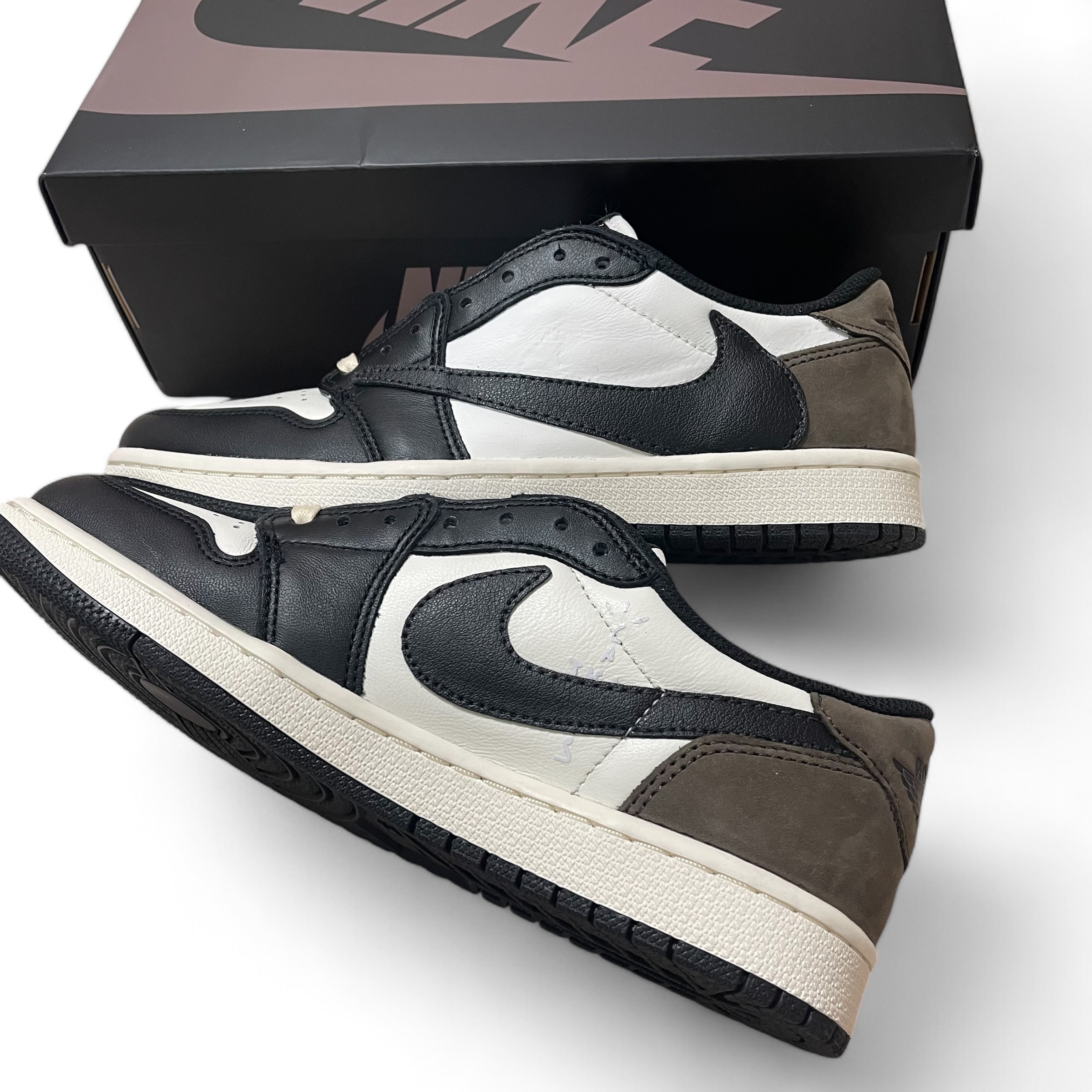 Jordan 1 Retro Low OG Mocha, (GS) Jordan 1 Retro Low OG Mocha 착용 스타일 - 2
