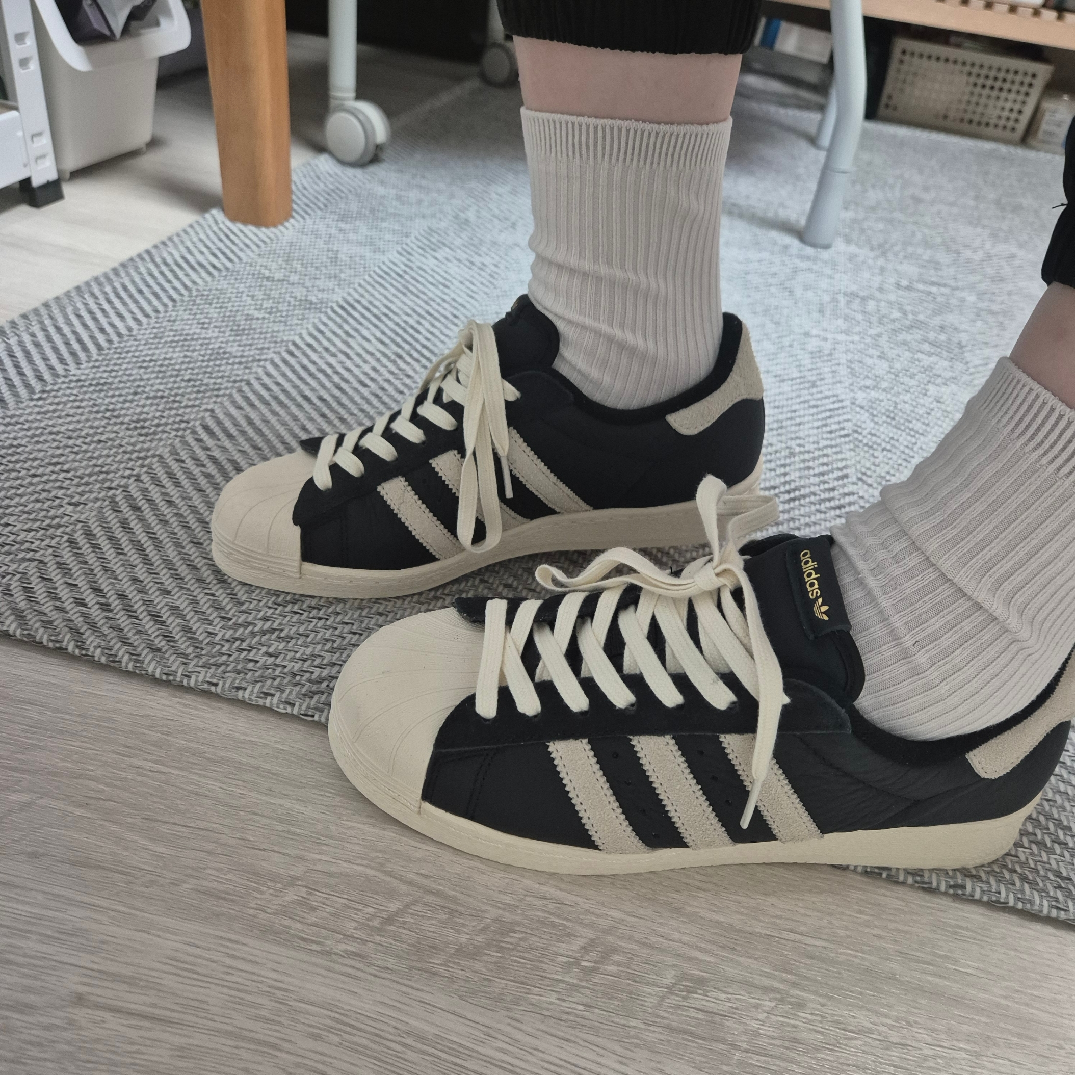 Adidas Superstar 82 Black White 착용 스타일 - 1