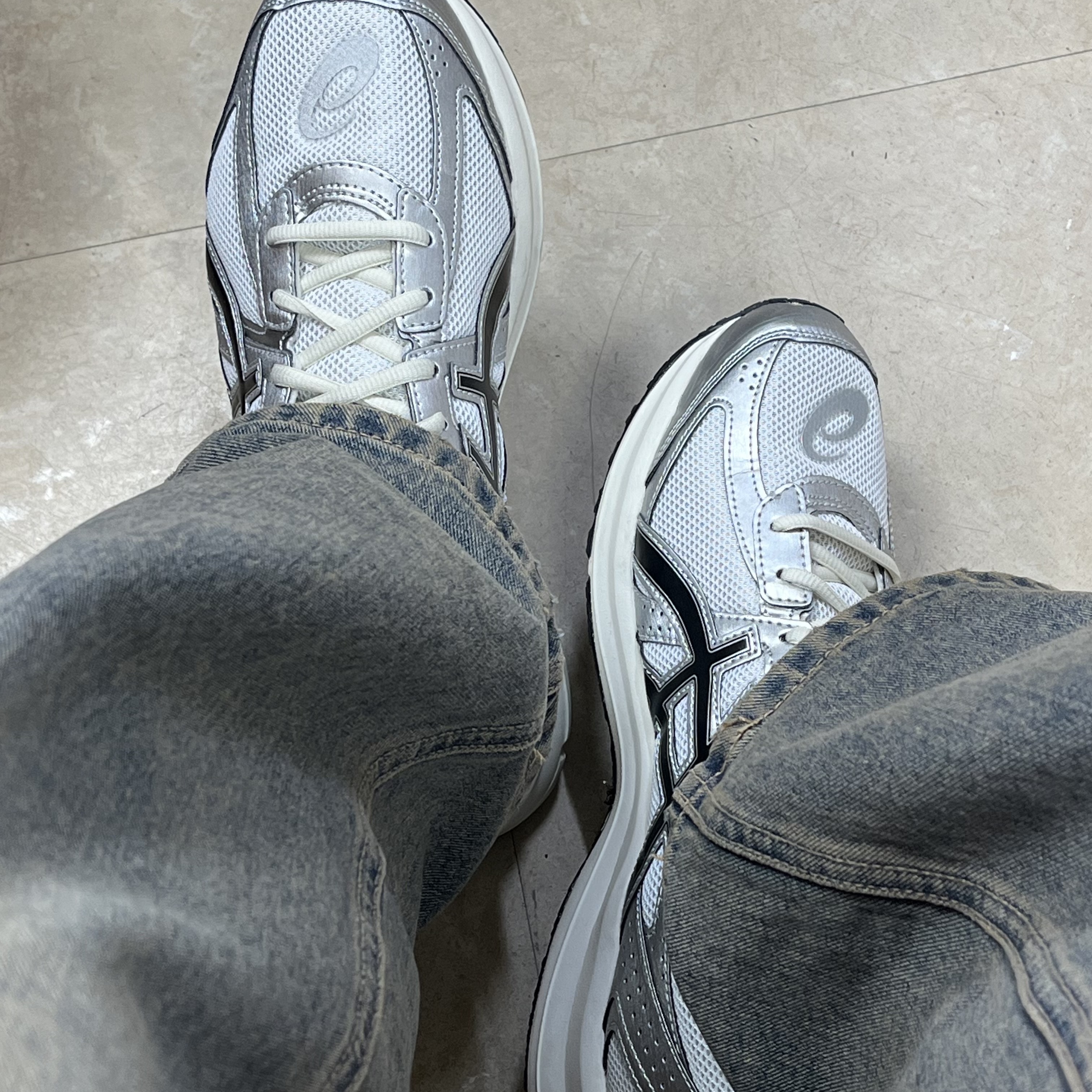 Asics Jog 100 S White Black - 2E Wide 착용 스타일