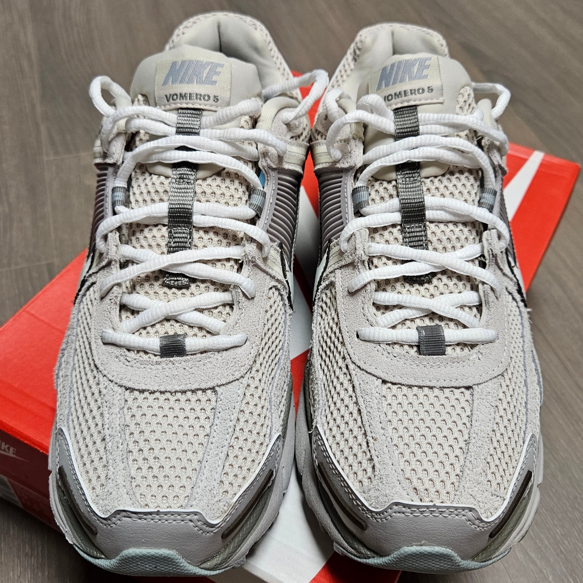 Nike Zoom Vomero 5 SE Light Orewood Brown 착용 스타일 - 2