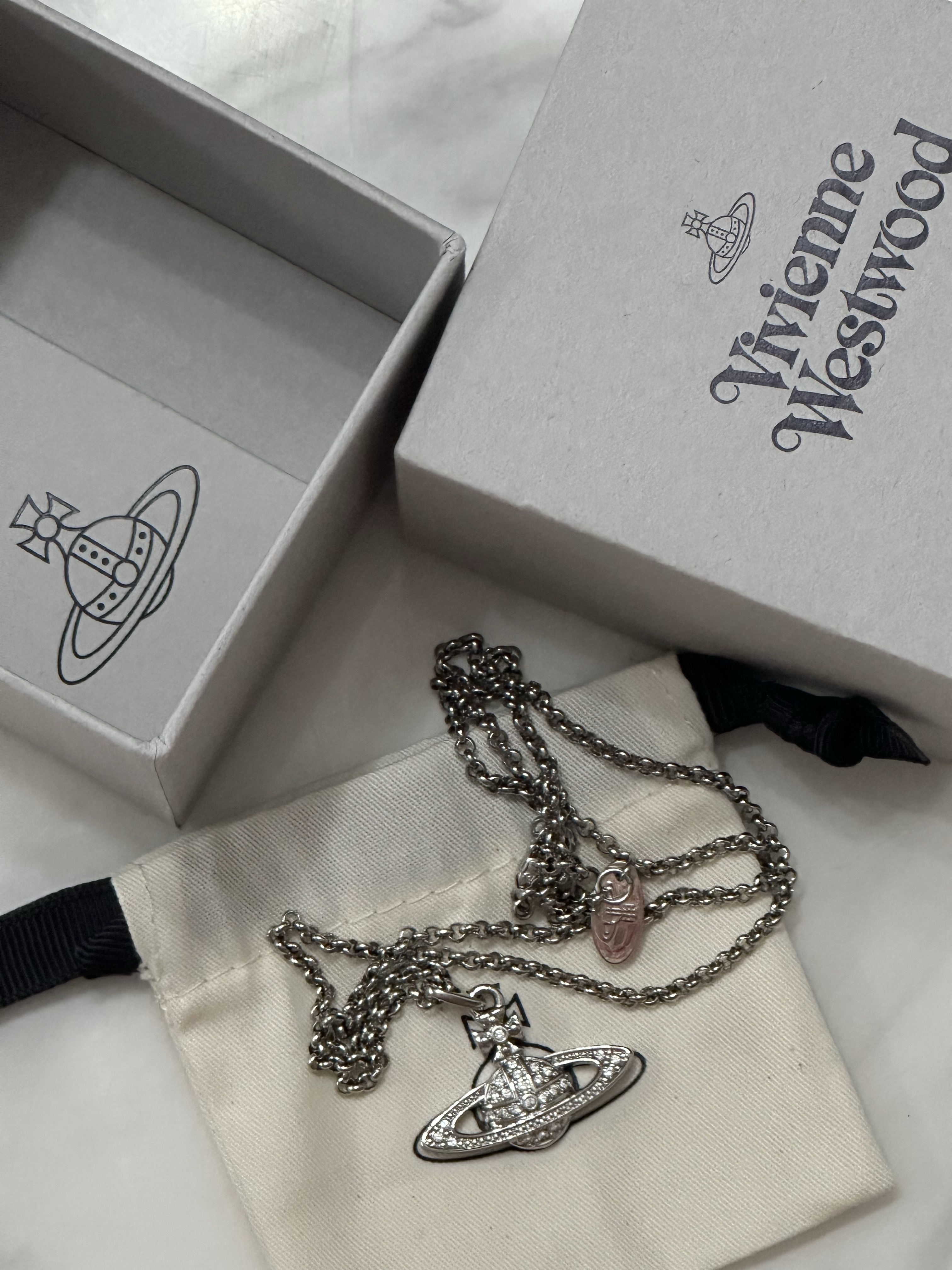 Vivienne Westwood Mini Bas Relief Pendant Silver 착용 스타일