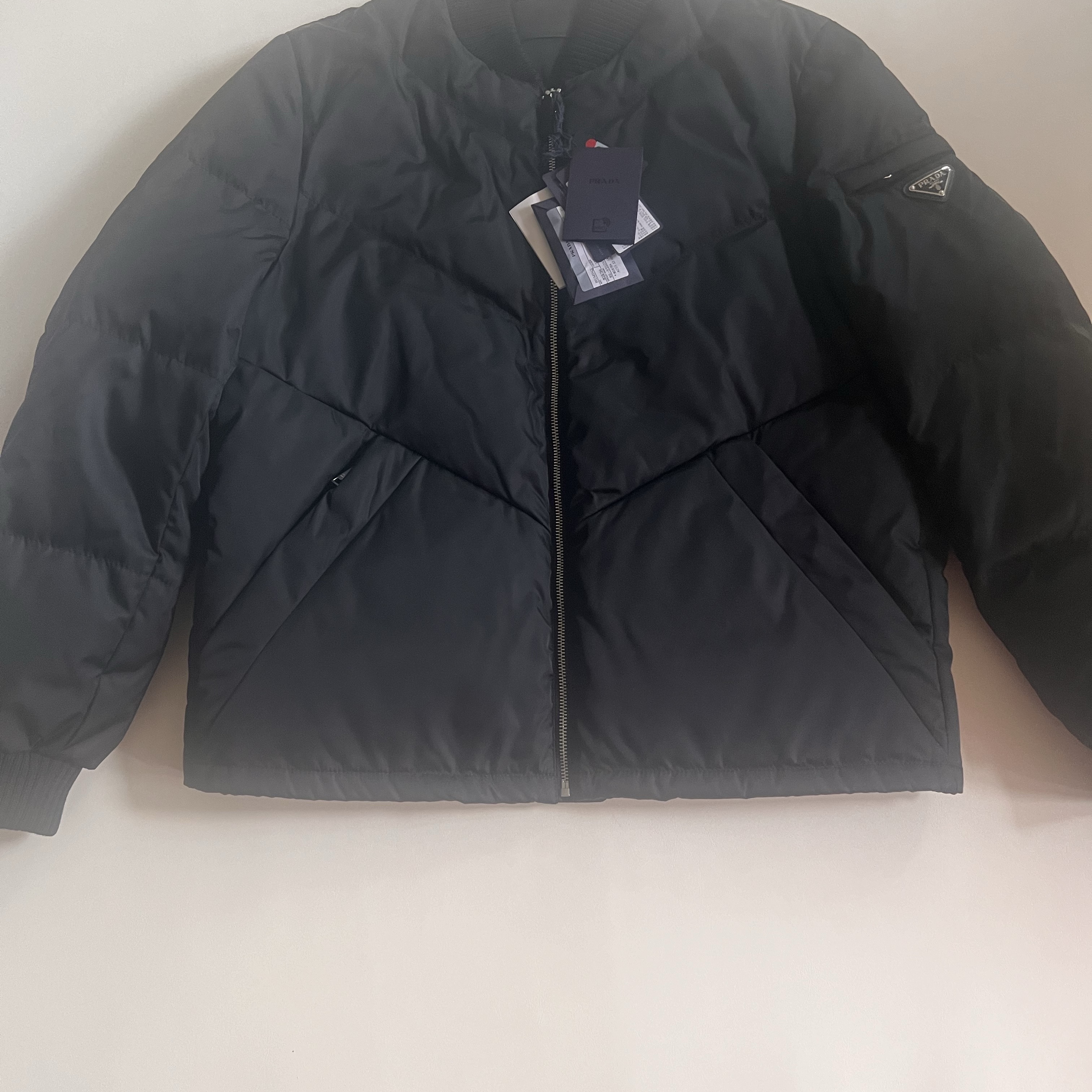 Prada Re-Nylon Cropped Down Jacket Black 착용 스타일 - 2