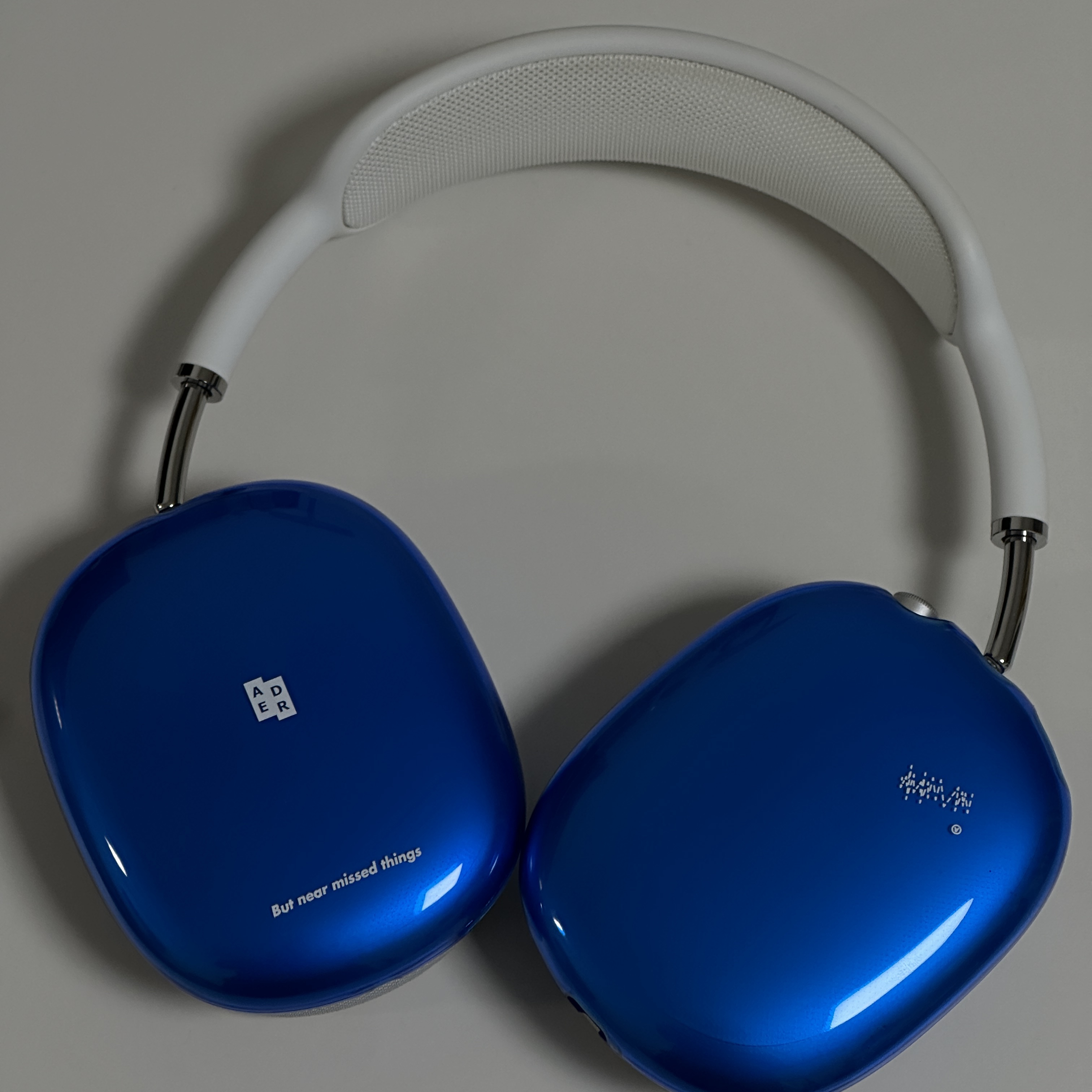 Ader Error TRS Airpods Max Case Z-Blue 착용 스타일 - 1