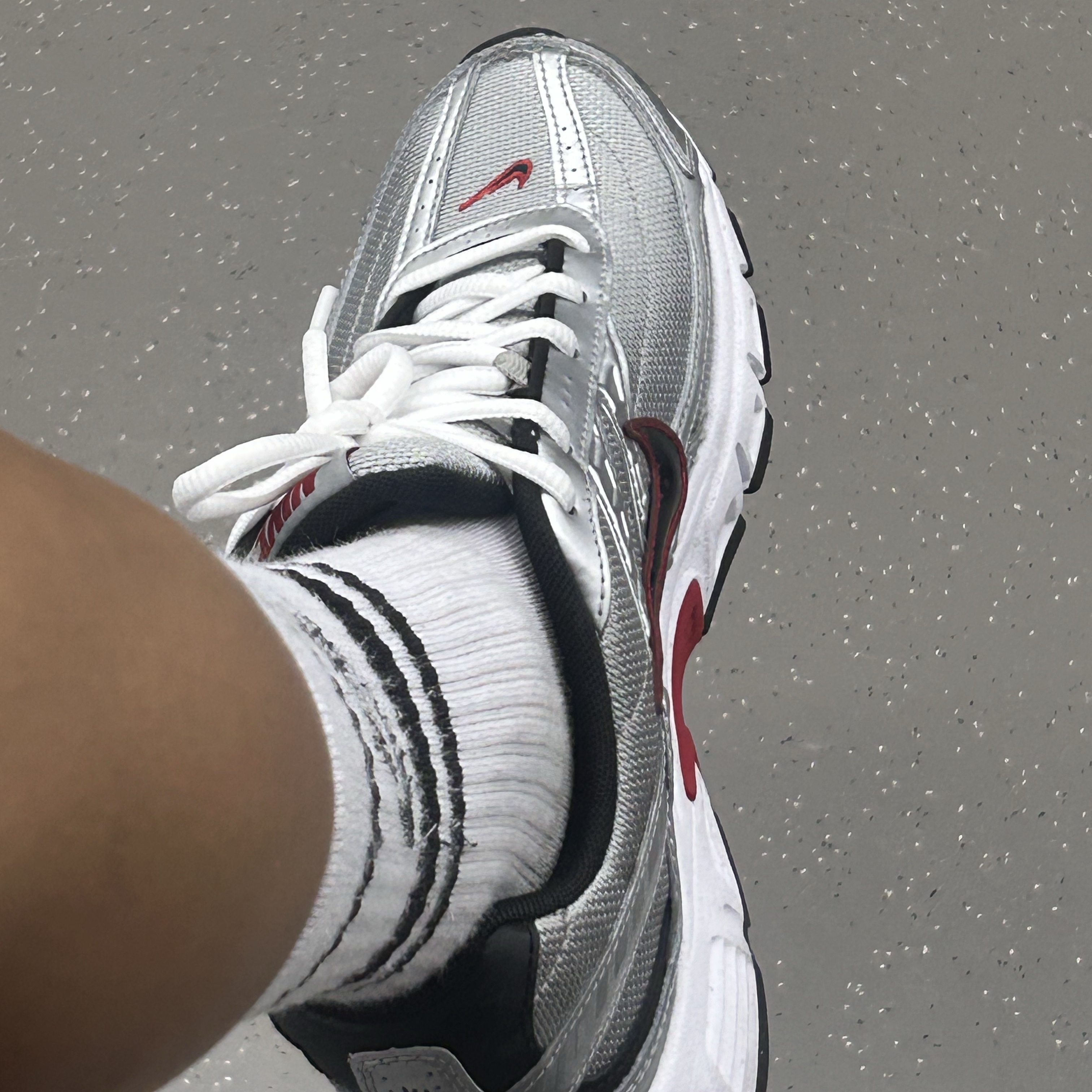 Nike Initiator Metallic Silver Black 착용 스타일