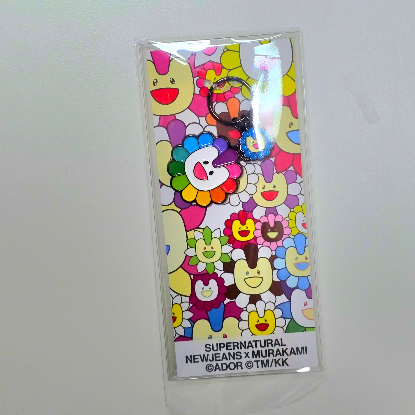 NewJeans x Murakami Metal Keyring Flower 착용 스타일