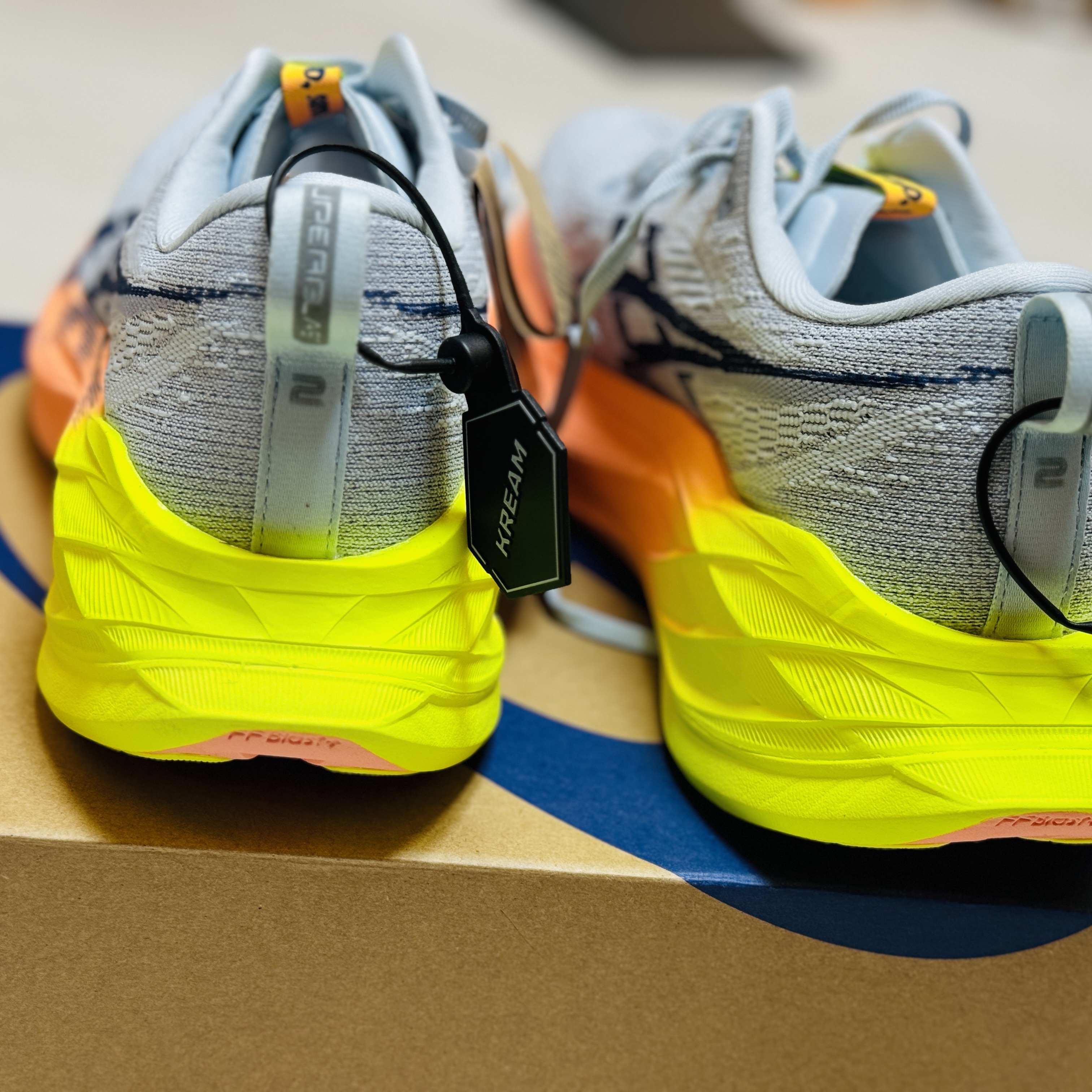 Asics Superblast 2 Paris Cool Grey Safety Yellow 착용 스타일 - 2