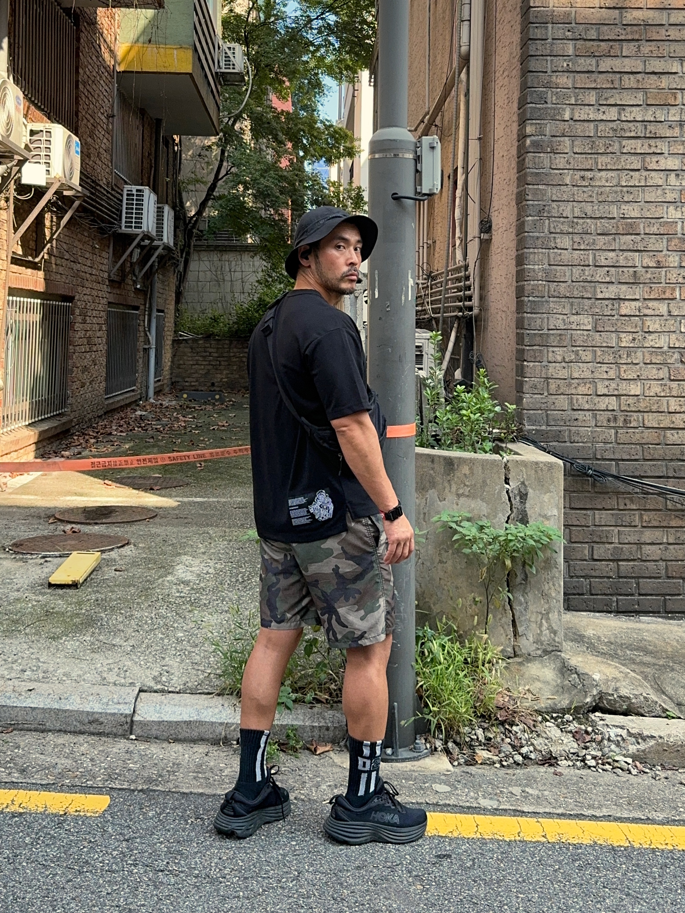 Hoka Bondi 8 Wide Black - 24SS 착용 스타일 - 3