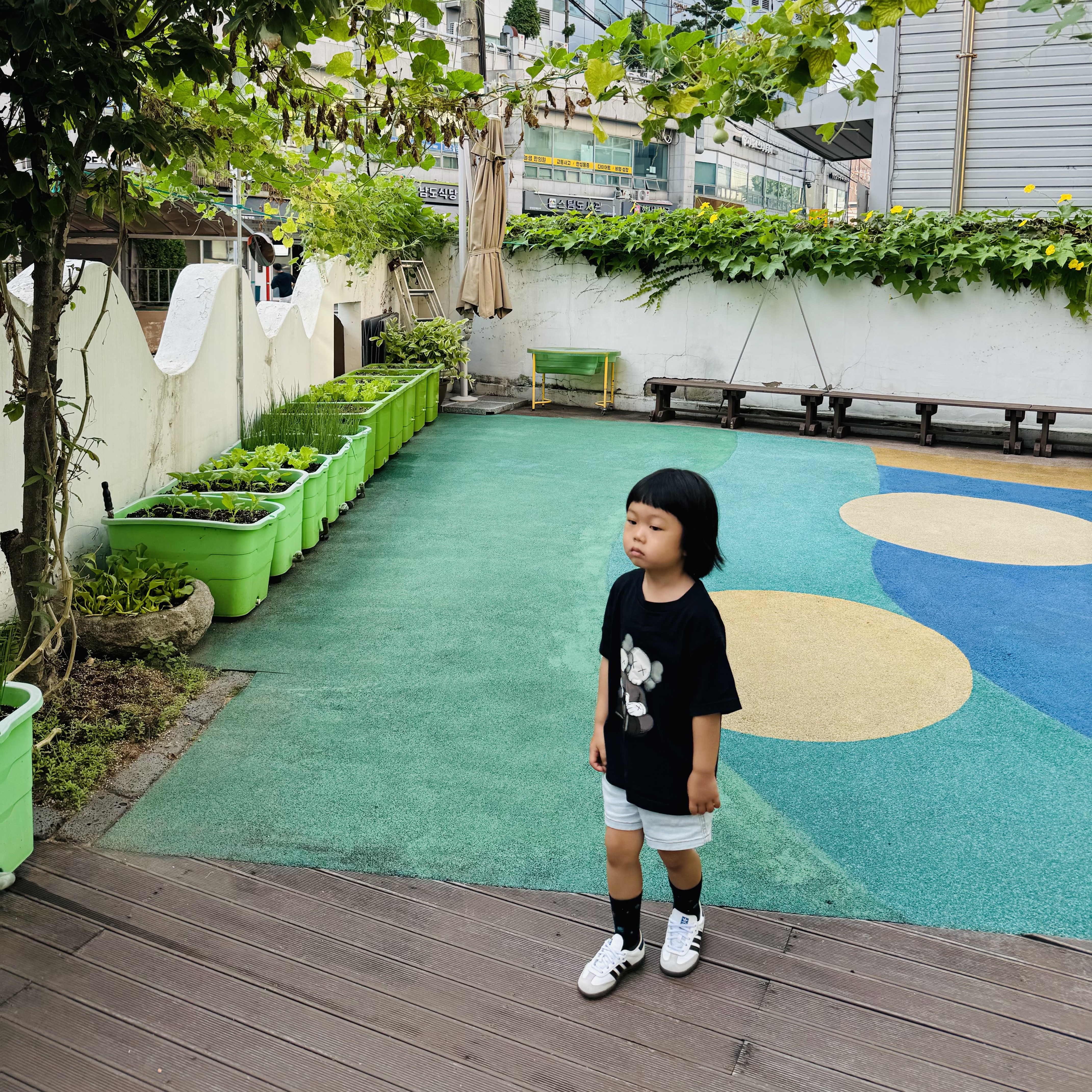 (Infant) Adidas Samba OG Cloud White Core Black, (Kids) Uniqlo UT x Kaws Short Sleeve Graphic T-Shirt Black 착용 스타일 - 1