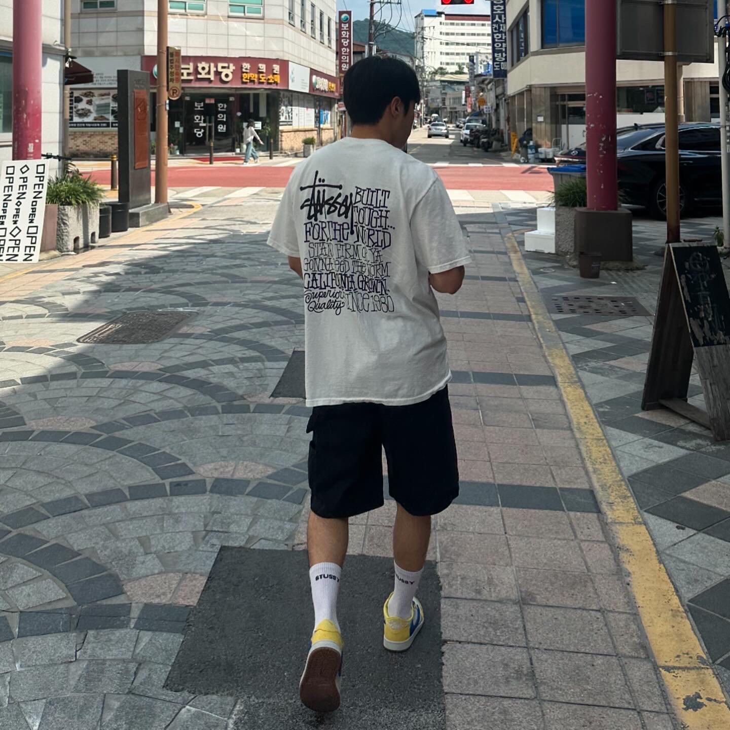 (W) Jordan 1 x Travis Scott Retro Low OG SP Canary, Stussy California Grown Pigment Dyed T-Shirt Natural 착용 스타일