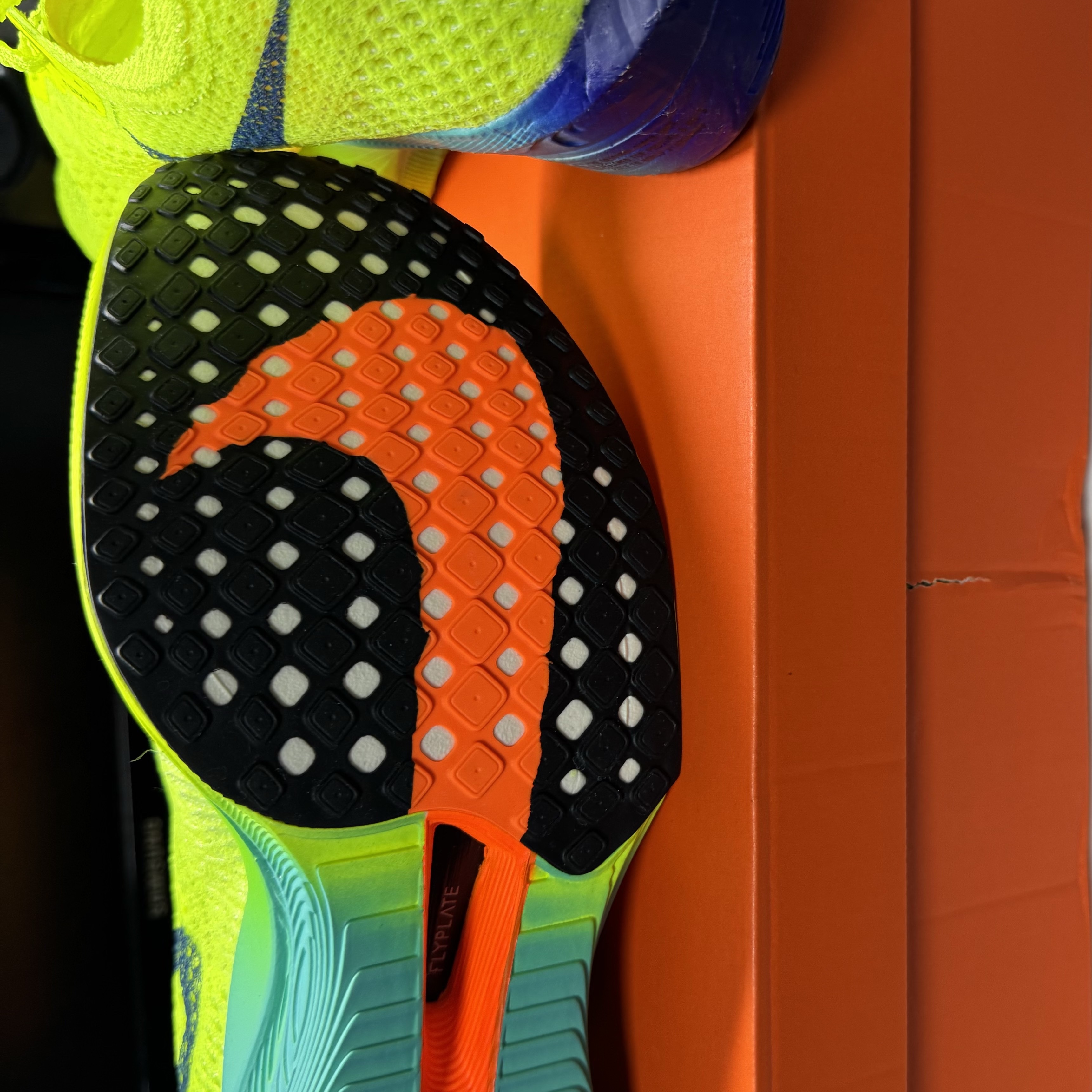 Nike ZoomX Vaporfly Next% 3 Volt Scream Green 착용 스타일 - 2