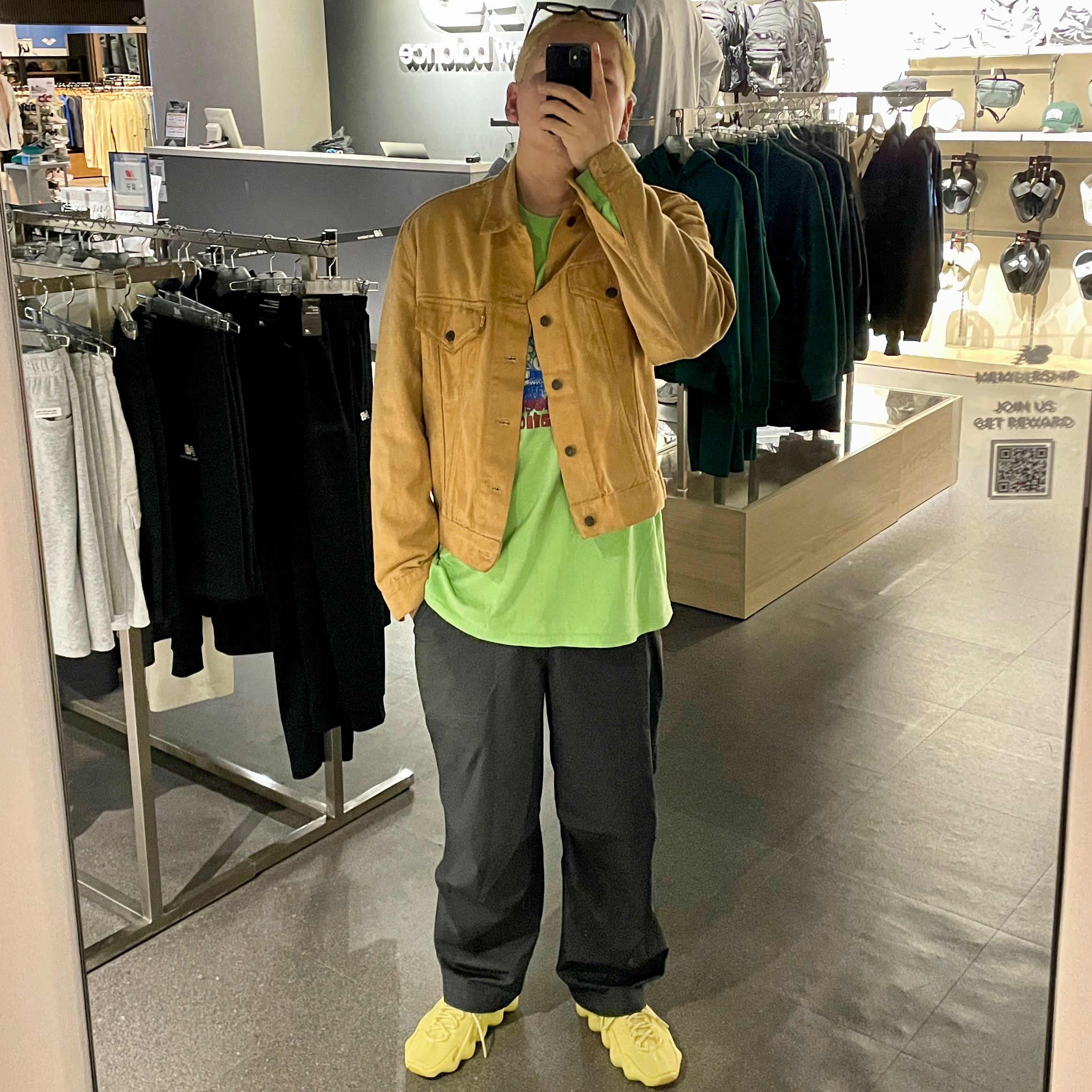 Adidas Yeezy 450 Sulfur 착용 스타일