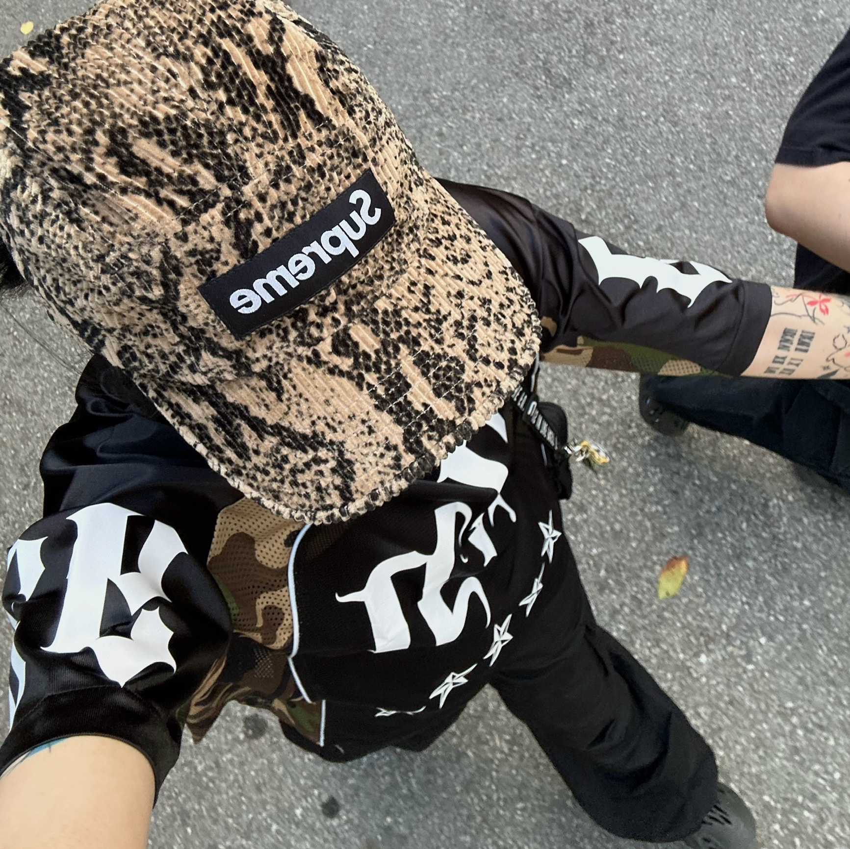 Supreme Snakeskin Corduroy Camp Cap Pink - 20FW, Adidas Yeezy Foam RNNR Onyx 착용 스타일 - 2