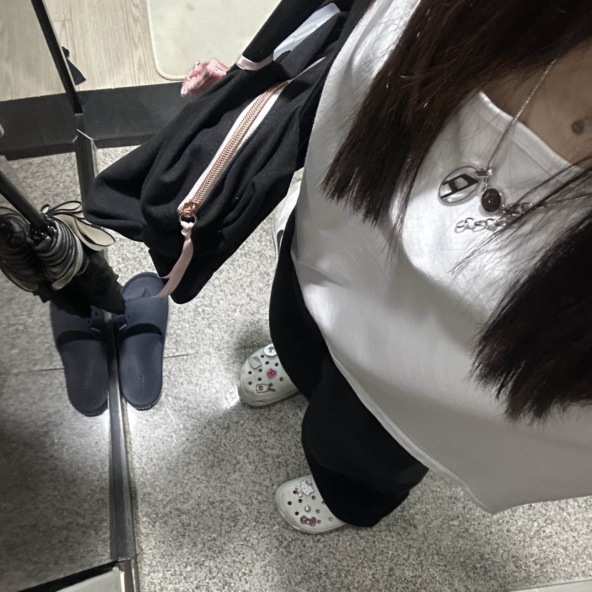 Repetto Medium Glide Duffle Bag Black, Starbucks Pink Shoe Deco KeyChain 착용 스타일