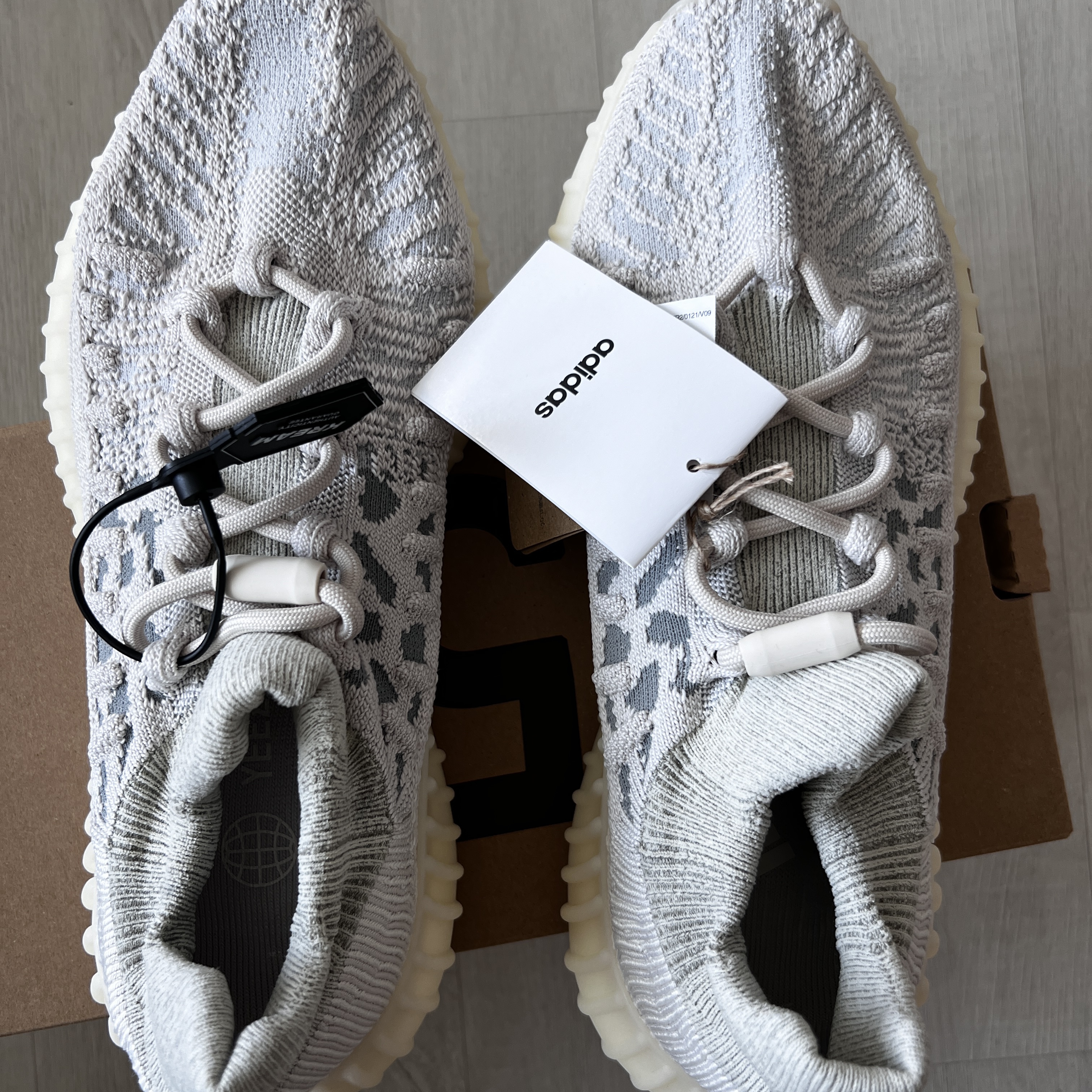Adidas Yeezy 350 V2 CMPCT Slate Bone 2022/2023 착용 스타일 - 1