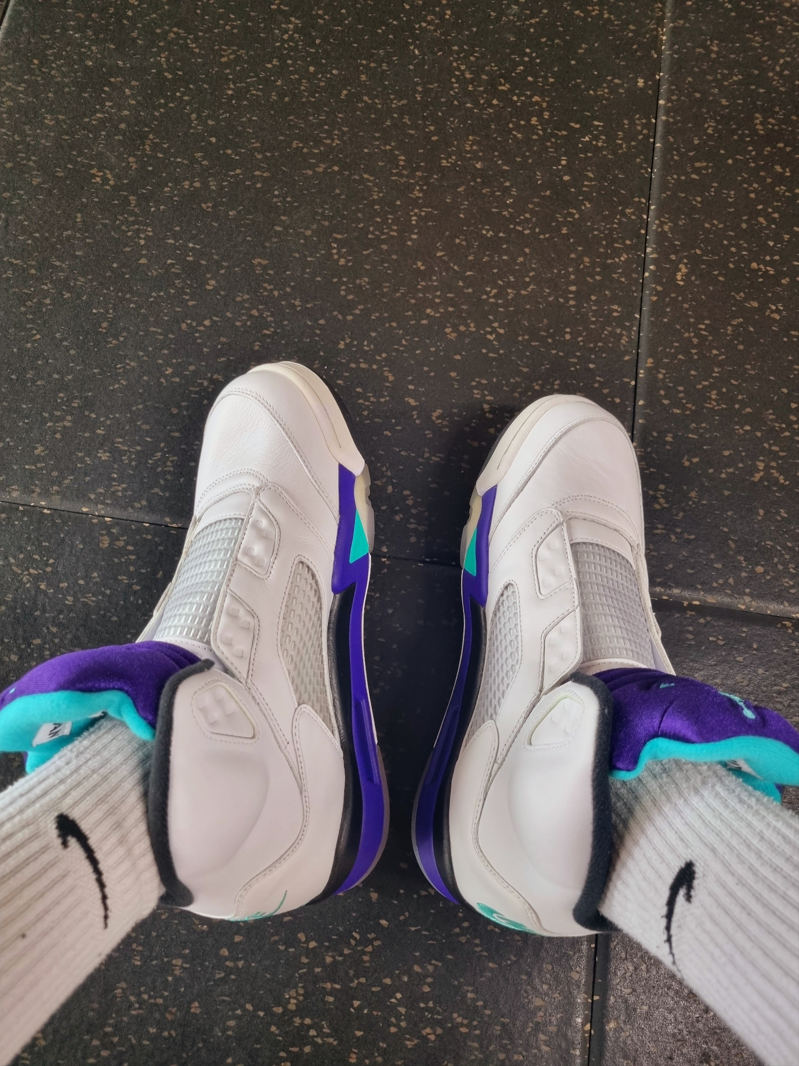 Jordan 5 Retro Grape Fresh Prince 착용 스타일 - 2