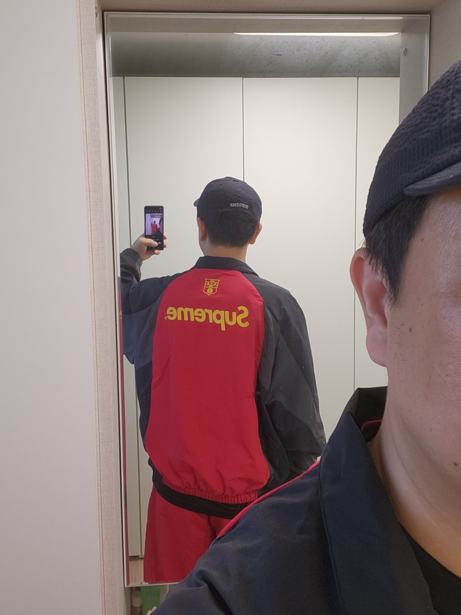 Supreme Jacquard Soccer Jersey Black - 24SS, Supreme Seersucker S Logo 6-Panel Black - 24SS 착용 스타일 - 2