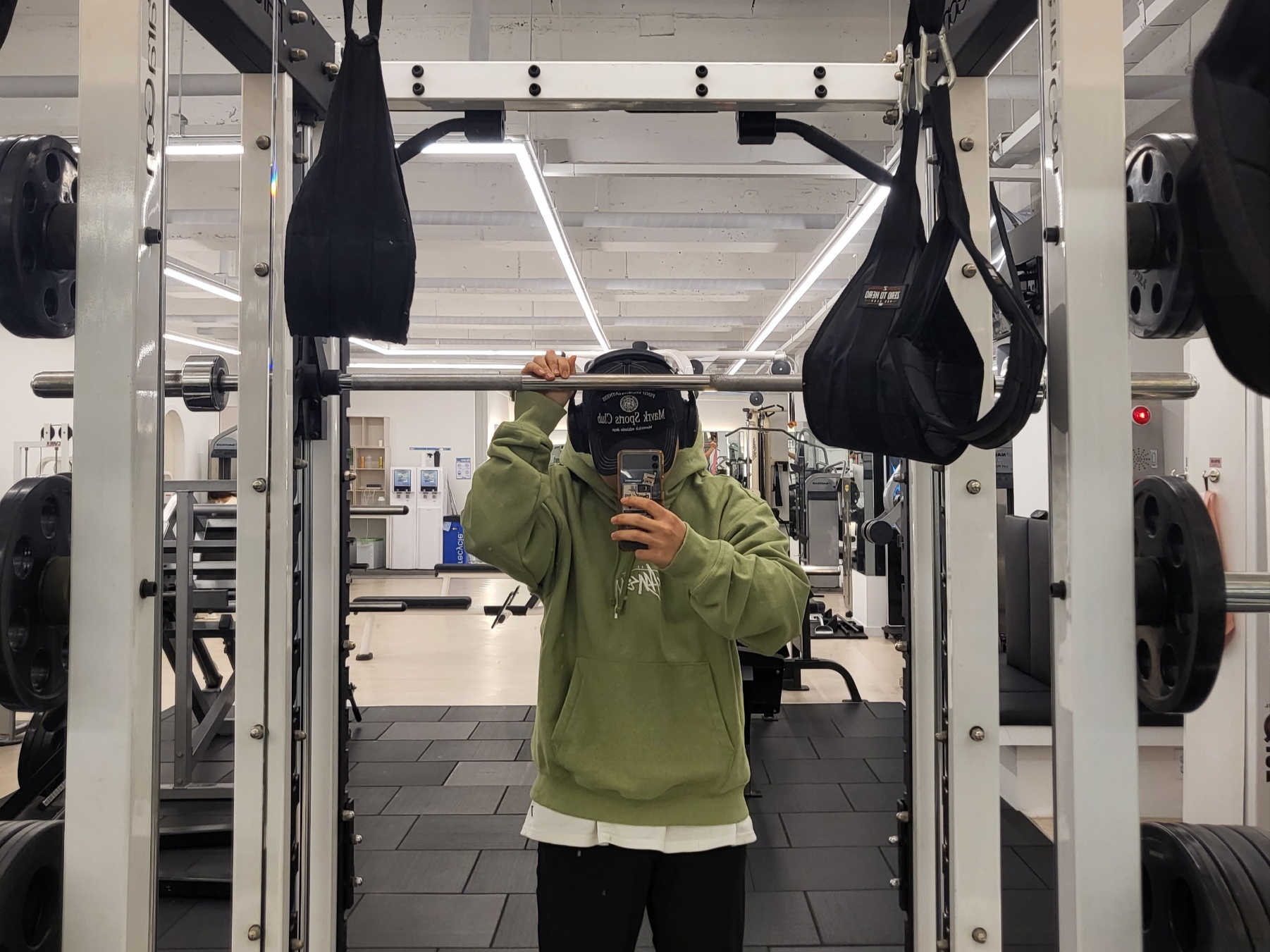 BOSE QC45 Triple Black (Korean Ver.), Stussy Stock Logo Applique Hoodie Moss 착용 스타일