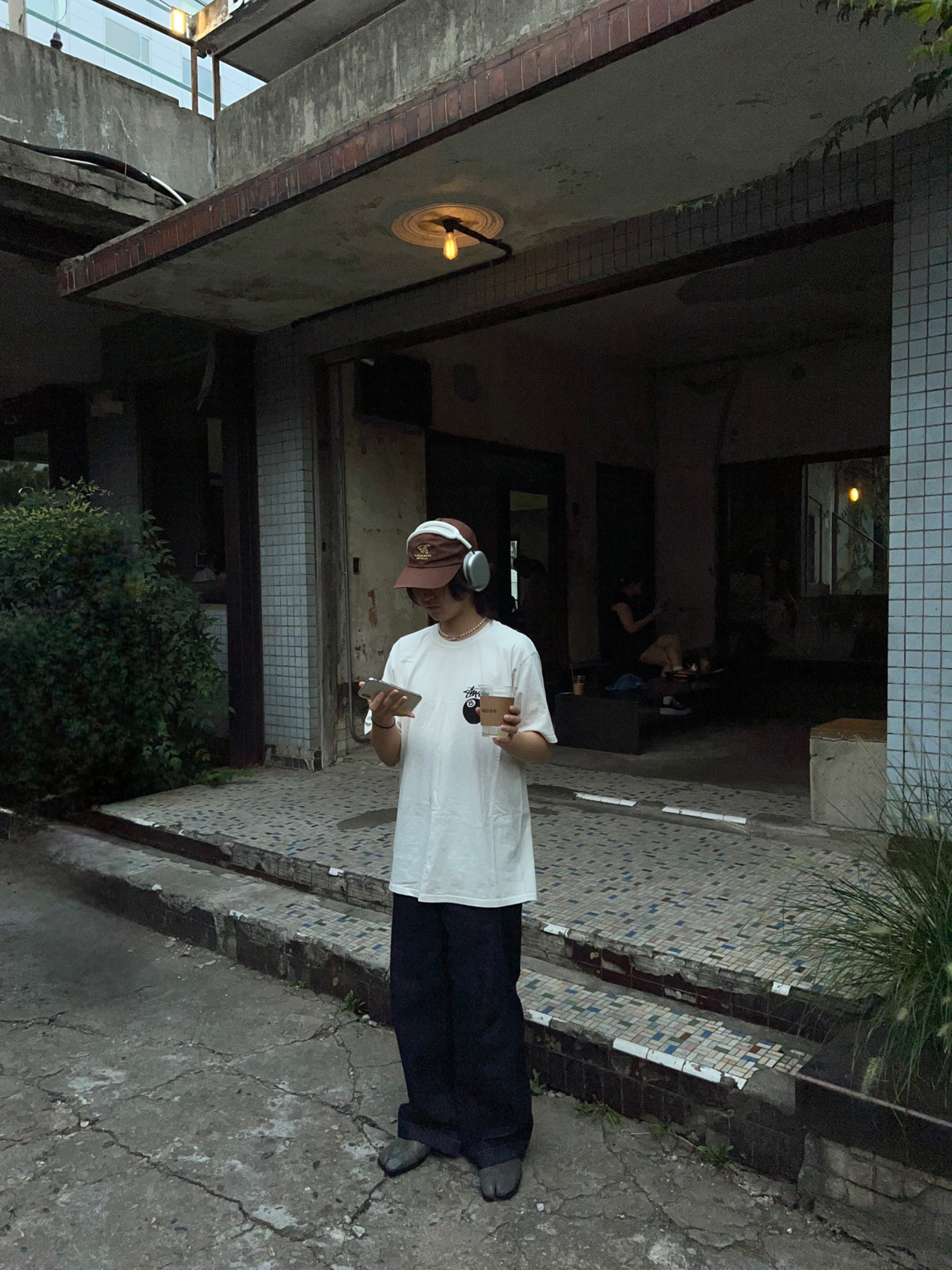 Stussy 8 Ball Pigment Dyed T-Shirt Natural, Human Made 6-Panel Twill Cap #6 Brown 착용 스타일 - 1