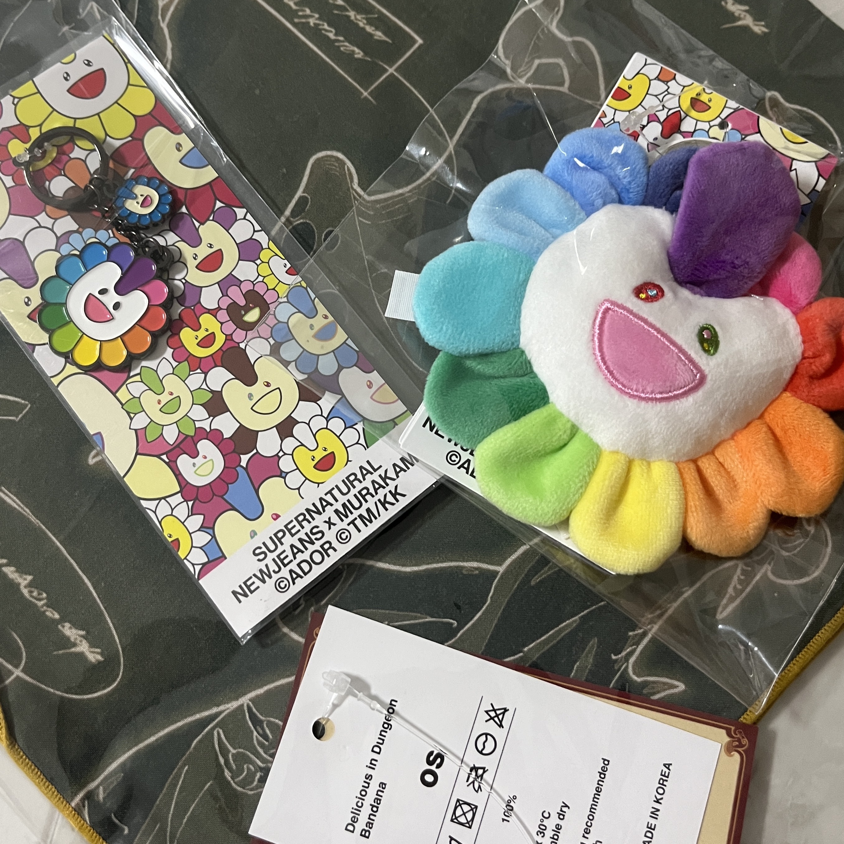 NewJeans x Murakami Metal Keyring Flower, NewJeans x Murakami Plush Keyring Flower 착용 스타일
