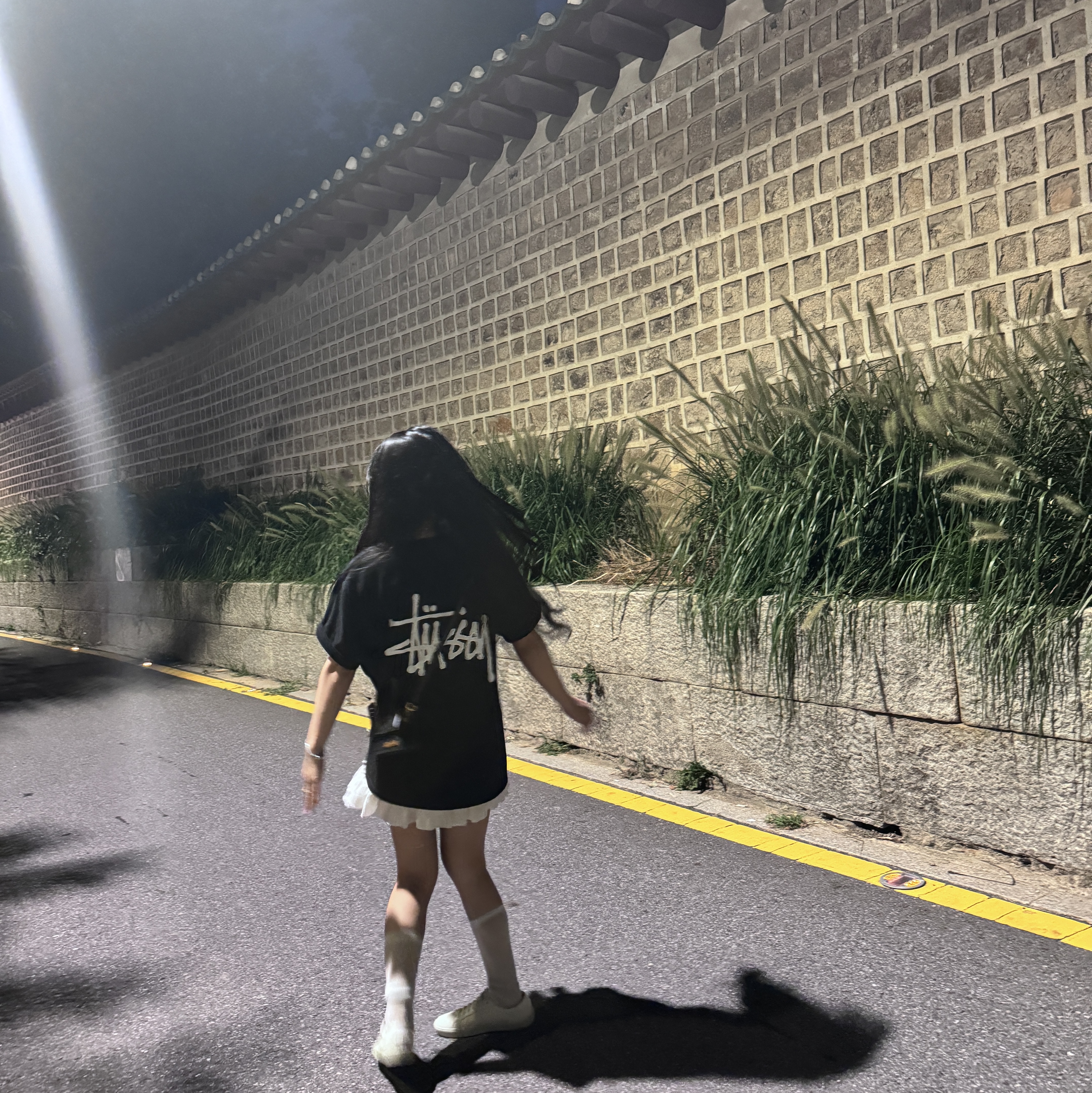 Jacquemus Le Chiquito Signature Leather Mini Handbag Black, (W) Saint Laurent Court Classic SL/06 Sneakers Cream 착용 스타일 - 1