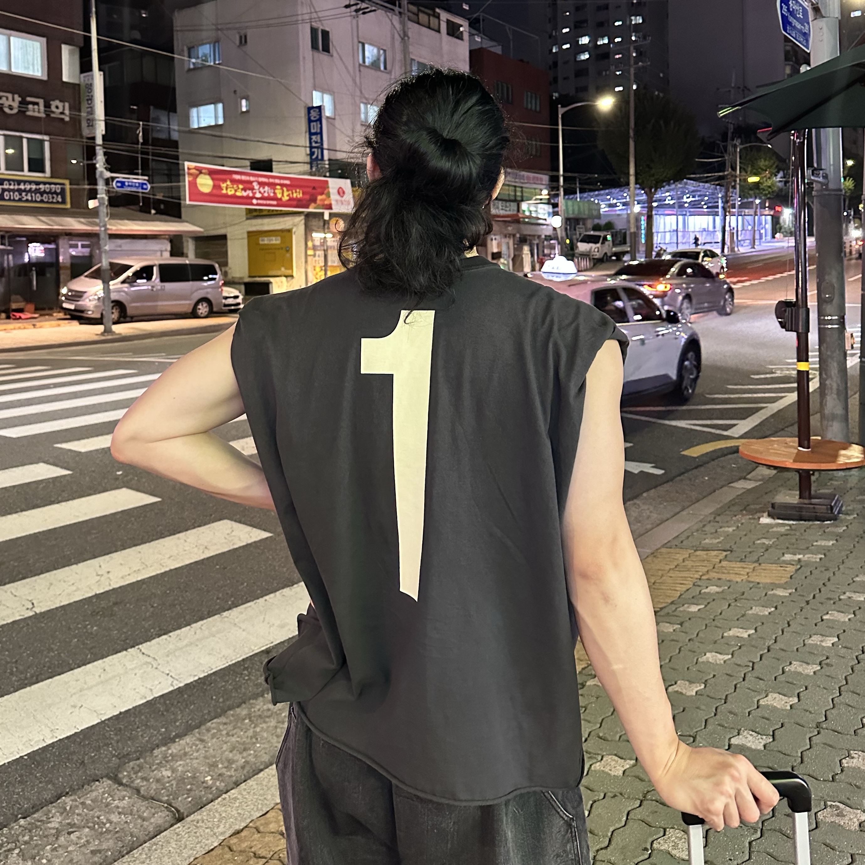 Yeezy One Box T-Shirt Black 착용 스타일