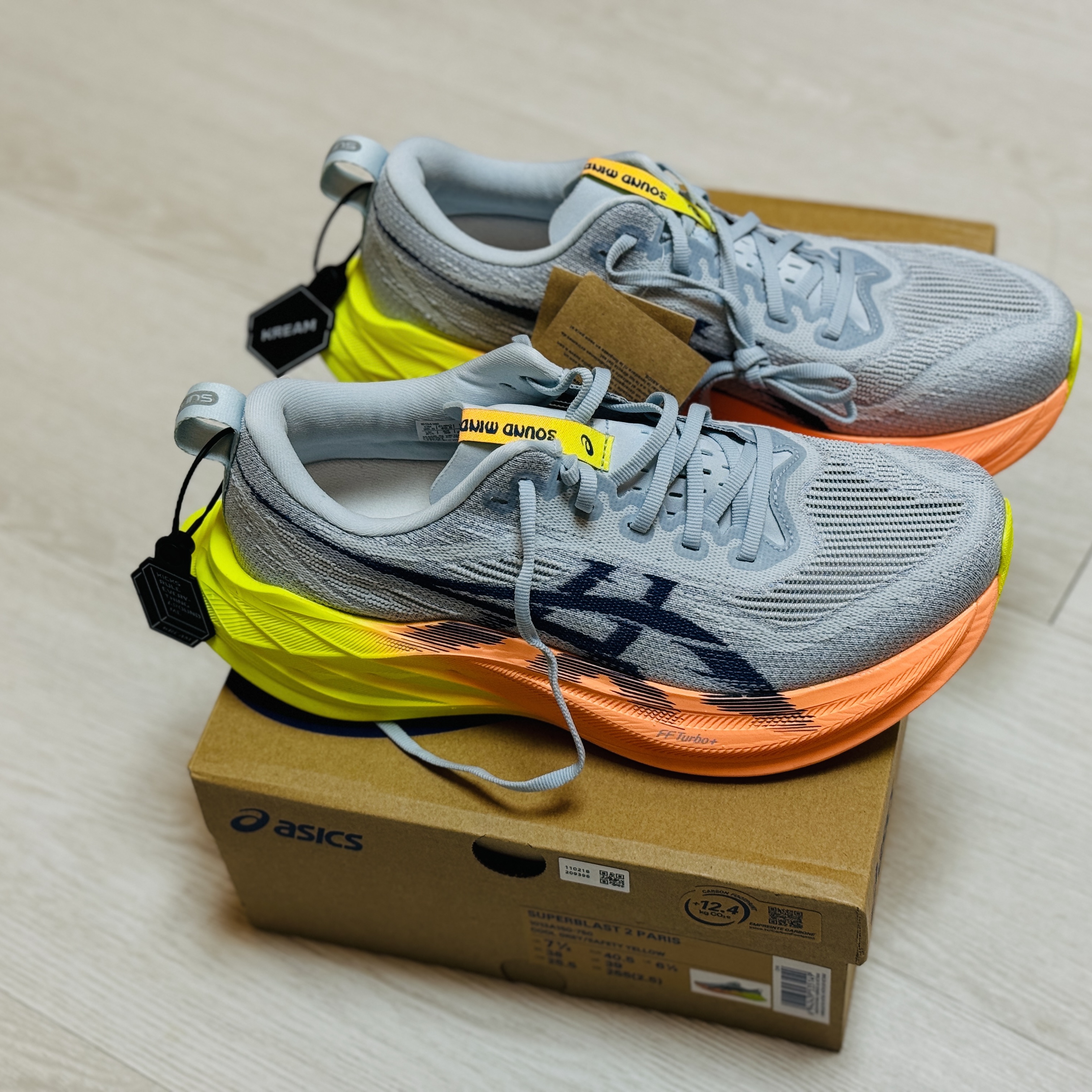 Asics Superblast 2 Paris Cool Grey Safety Yellow 착용 스타일 - 1