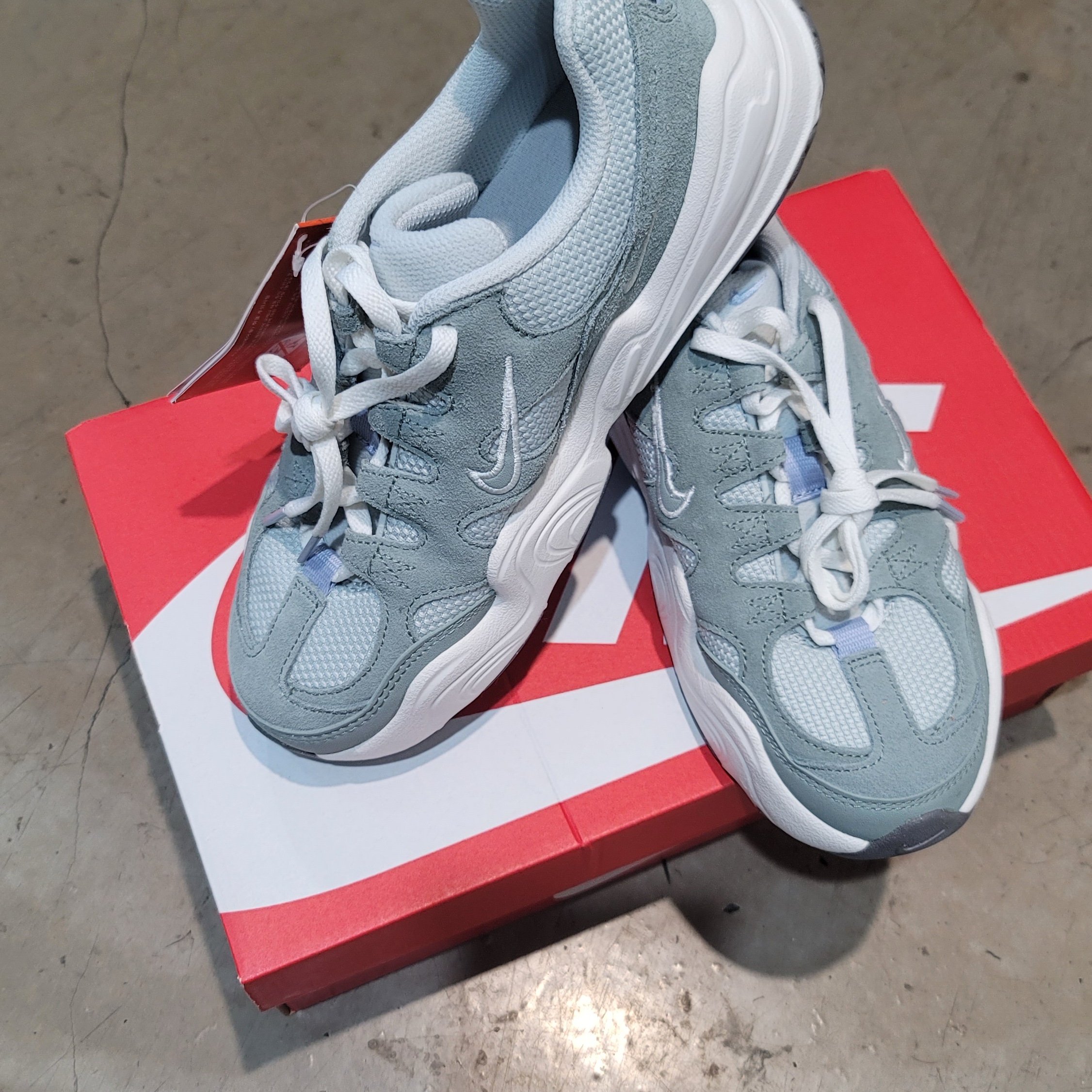 (W) Nike Tech Hera Light Silver Mica Green 착용 스타일