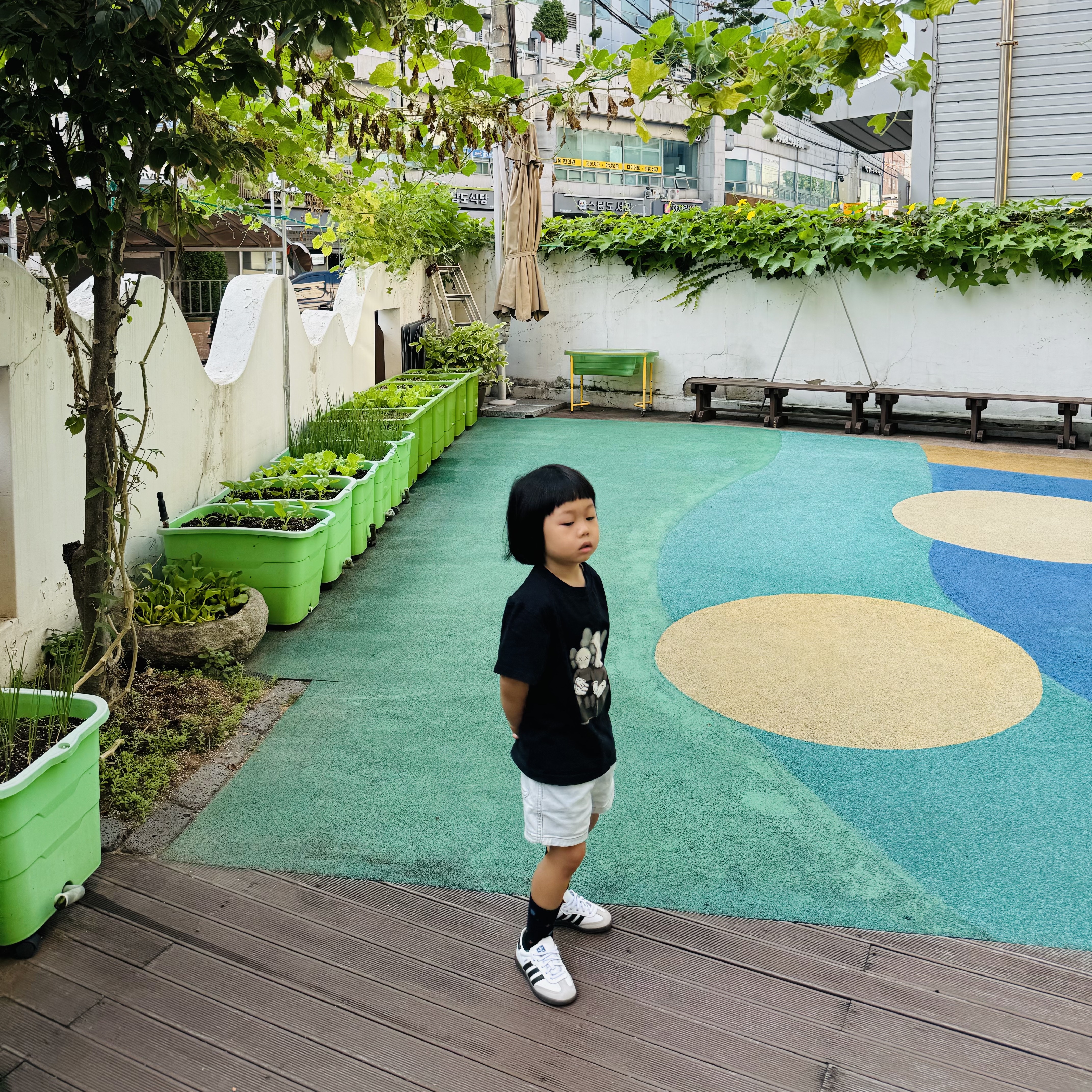 (Infant) Adidas Samba OG Cloud White Core Black, (Kids) Uniqlo UT x Kaws Short Sleeve Graphic T-Shirt Black 착용 스타일 - 2