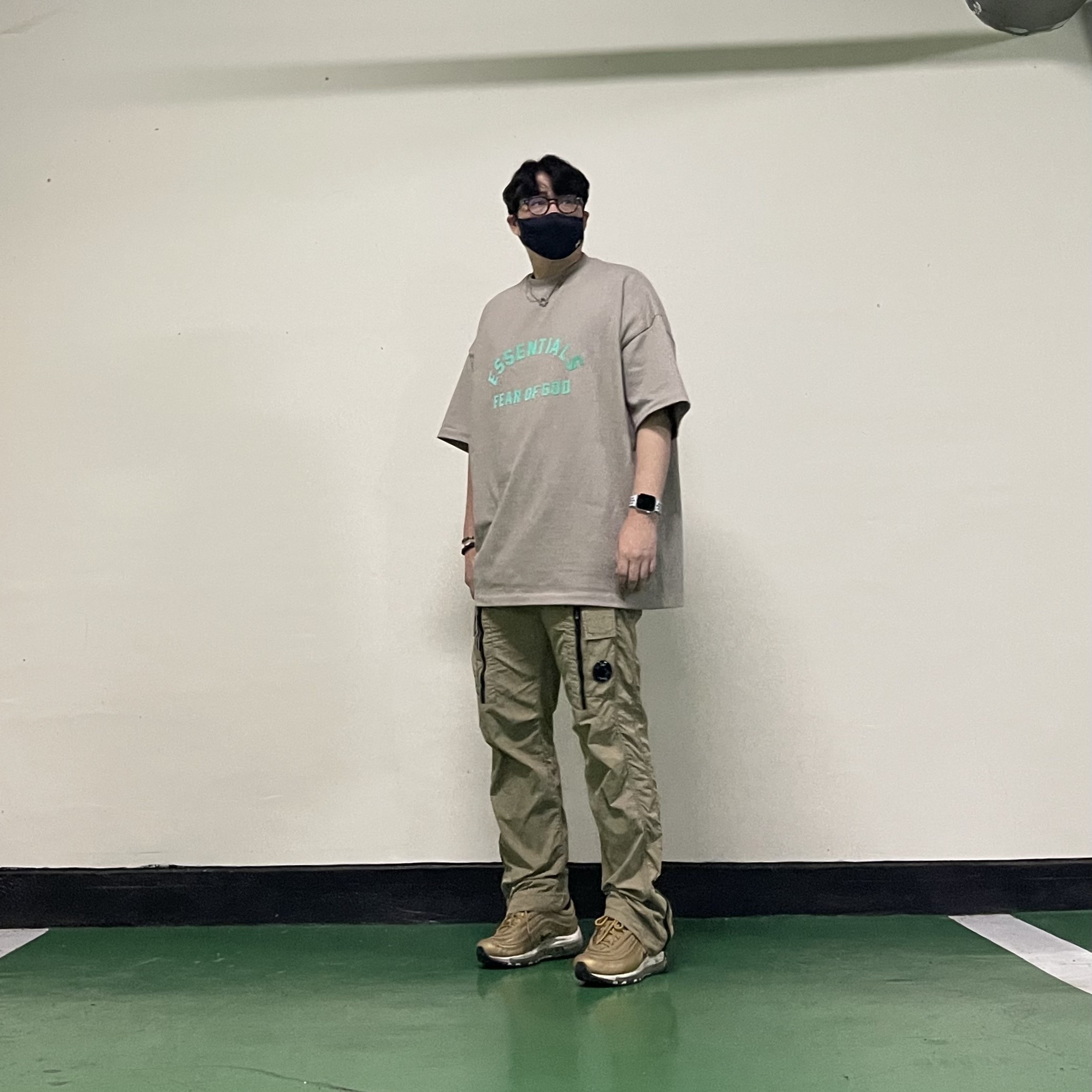 Nike Air Max 97 OG Metallic Gold 2023, Essentials Heavy Jersey Crewneck T-Shirt Seal - 24SS 착용 스타일