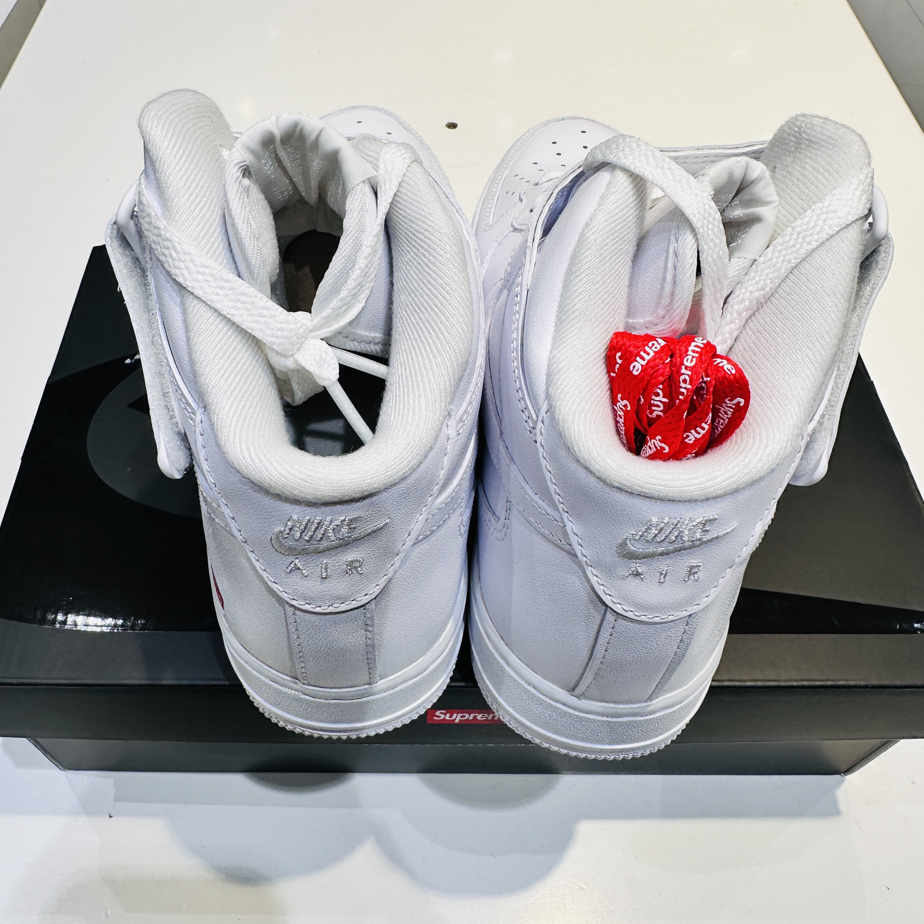 Nike x Supreme Air Force 1 Mid White 착용 스타일 - 3