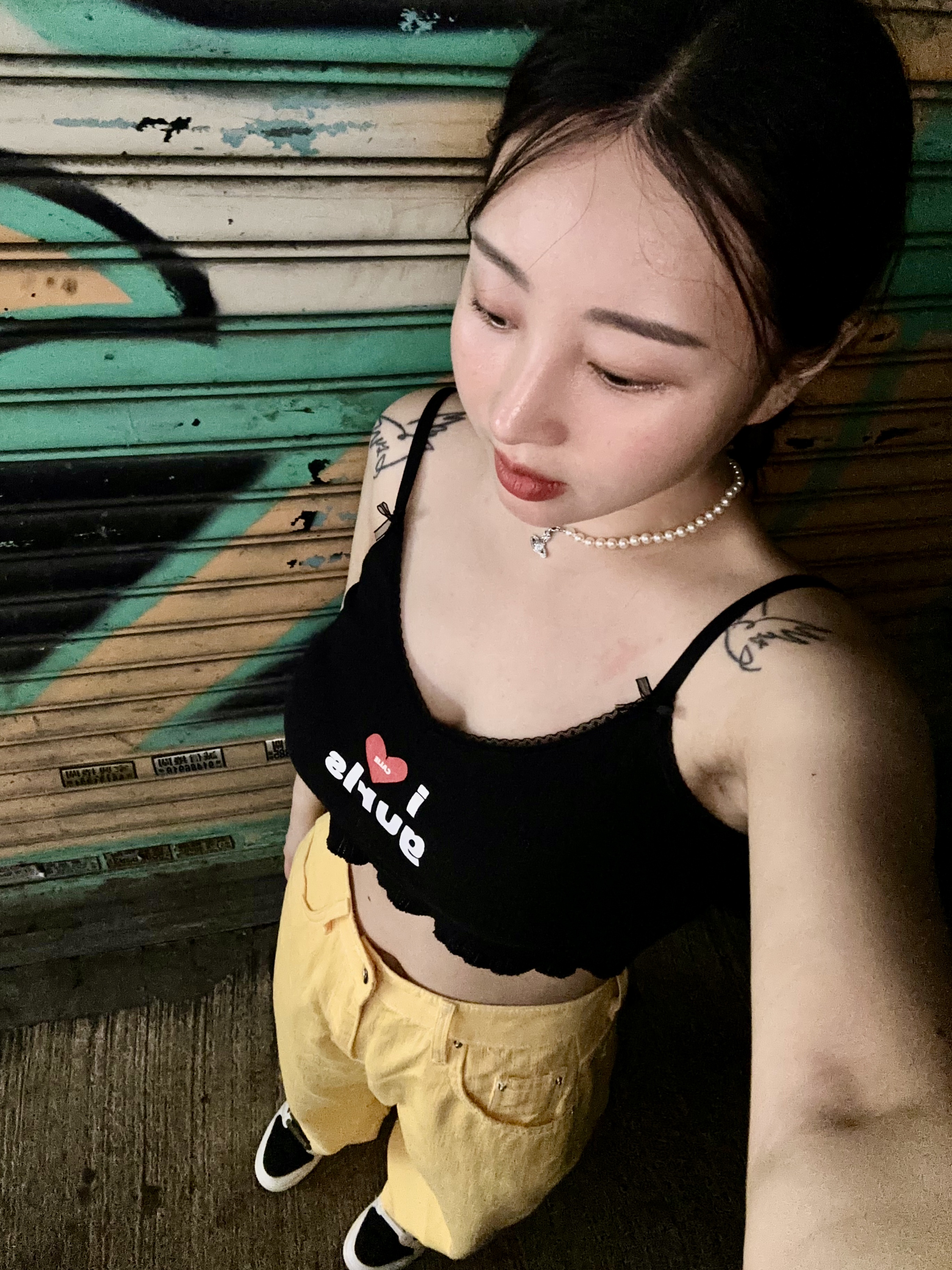 Vivienne Westwood Messaline Choker Platinum White Opal Crystal, (W) Jordan 1 x Travis Scott Retro Low OG SP Medium Olive 착용 스타일 - 2