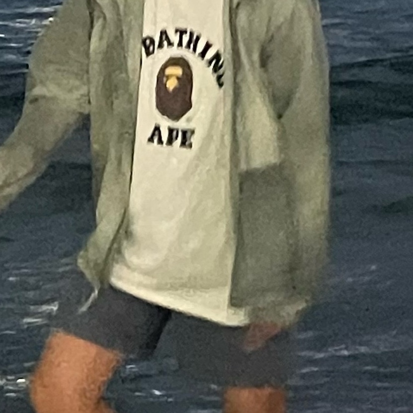 BAPE College T-Shirt White, Stussy Wave Dye Beach Shell Jacket Sage 착용 스타일