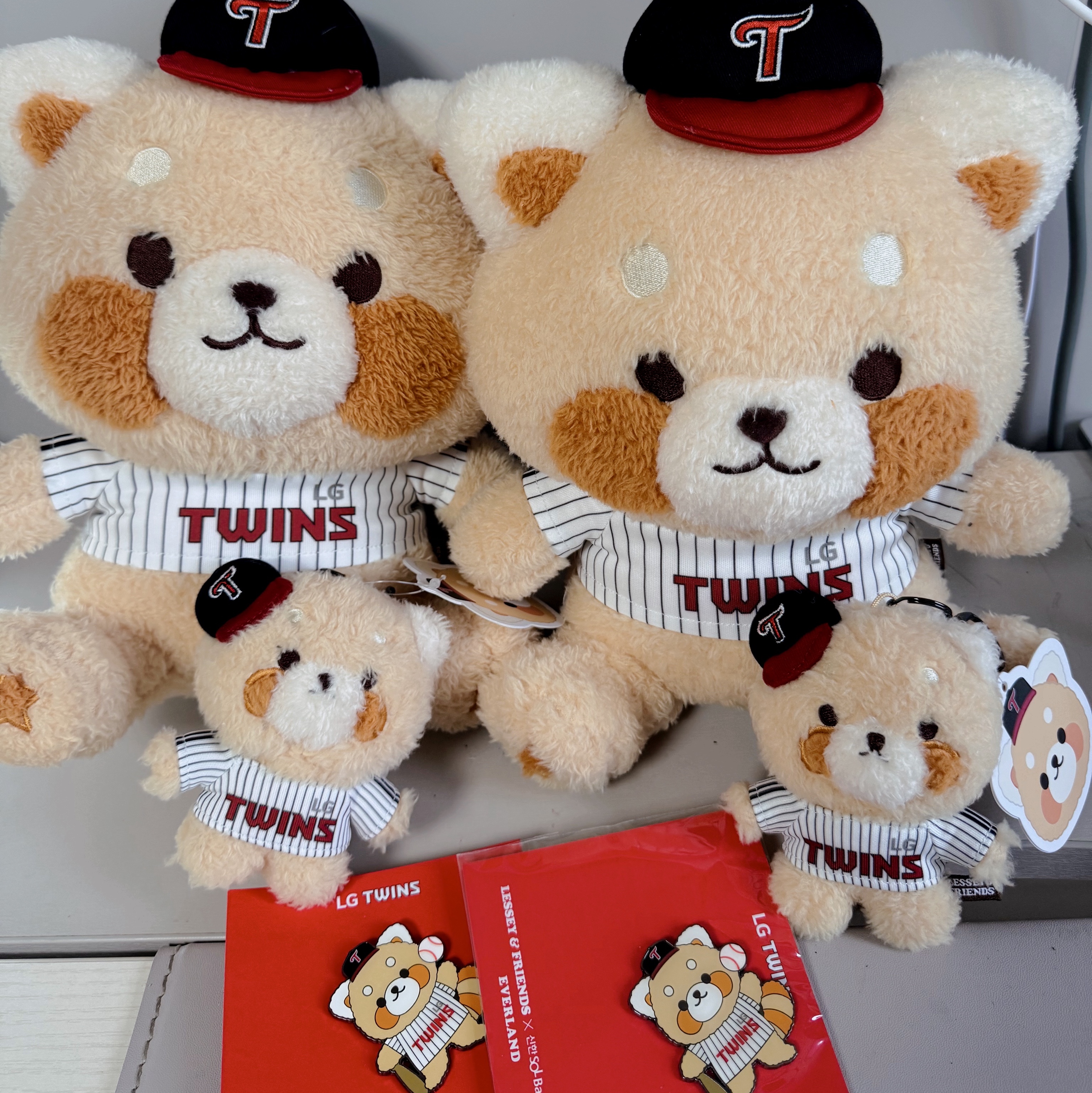 Lessey & Friends x KBO The Strongest Lessey Stuffed Toy Keyring LG Twins 착용 스타일
