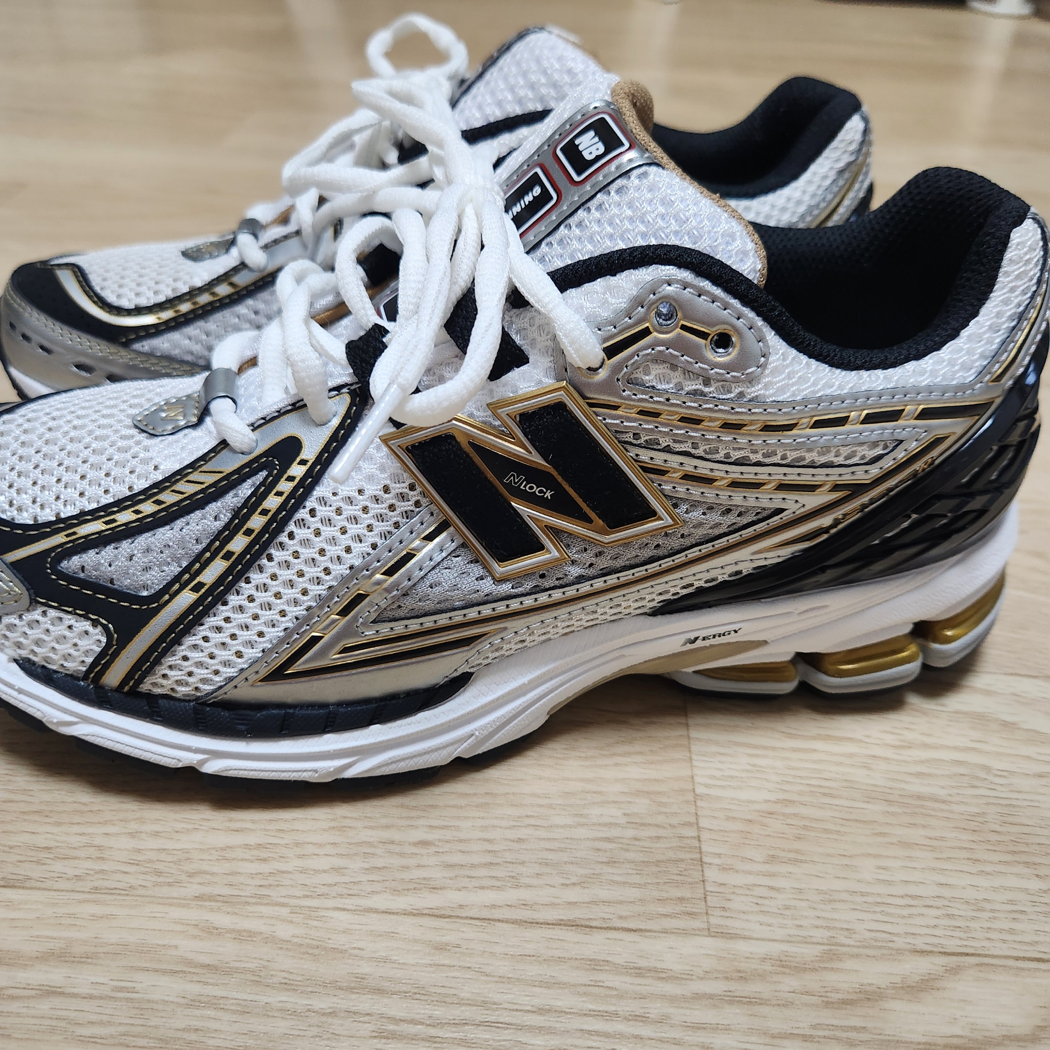 New Balance 1906R White Gold 착용 스타일 - 3