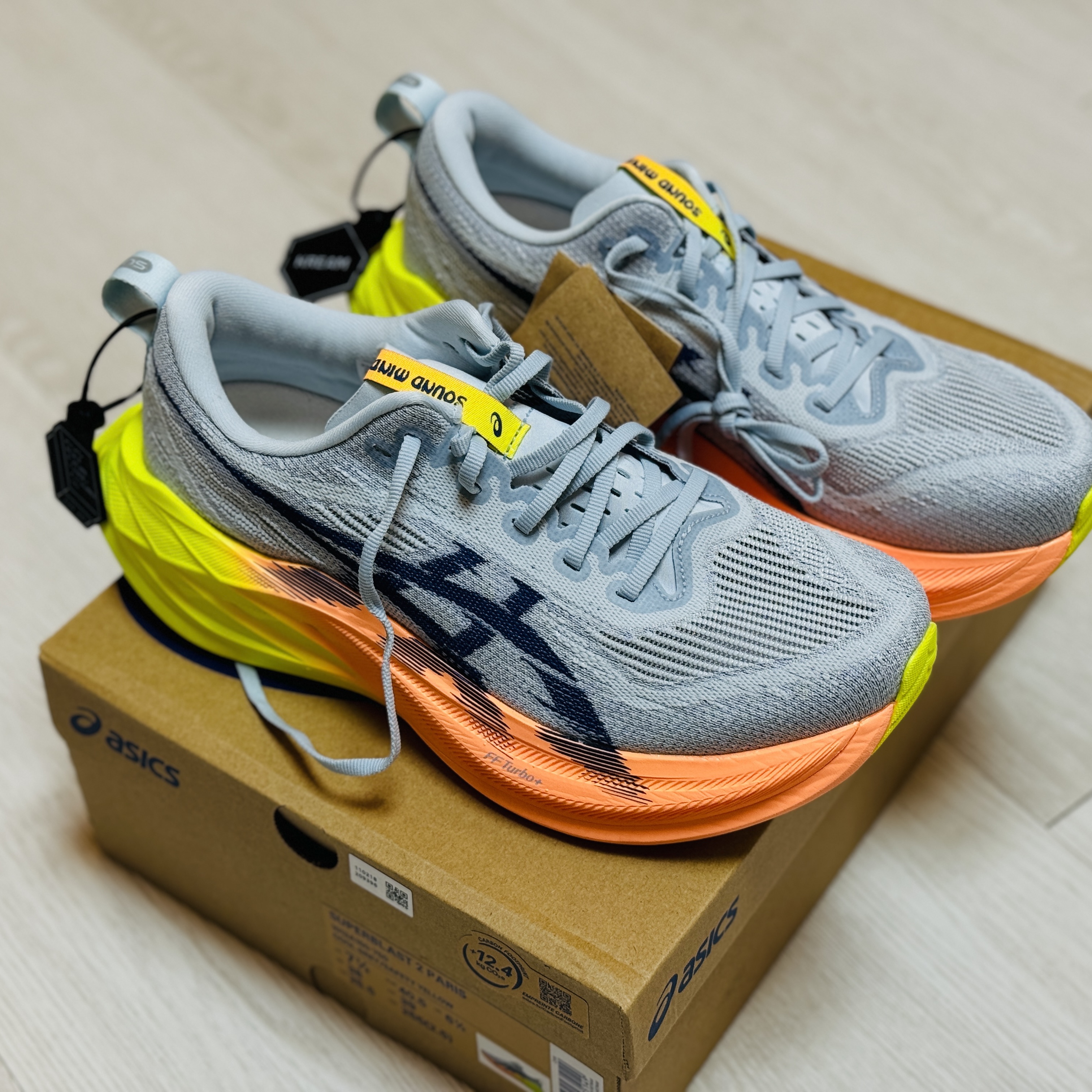 Asics Superblast 2 Paris Cool Grey Safety Yellow 착용 스타일 - 3
