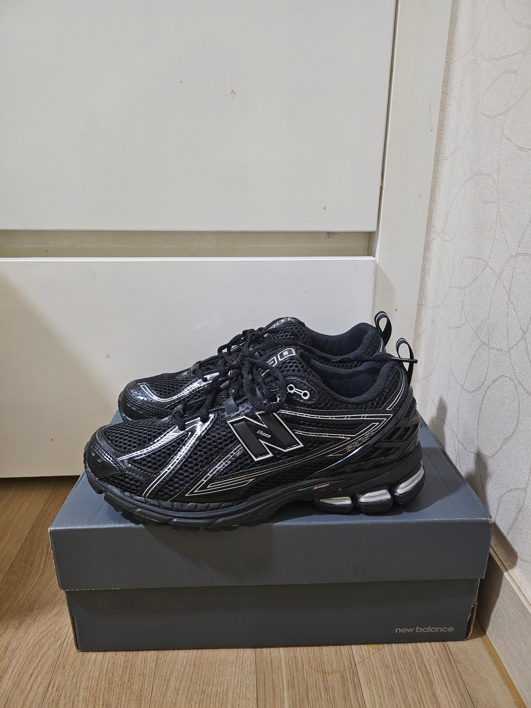 New Balance 1906R Black Silver Metallic 착용 스타일 - 3