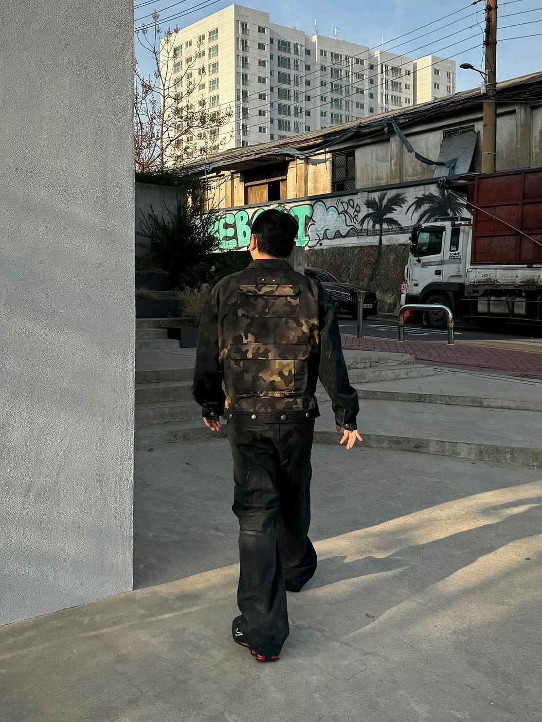 [KREAM 단독] ADSB Andersson Bell Camouflage Zip-Up Denim Jacket Black 착용 스타일