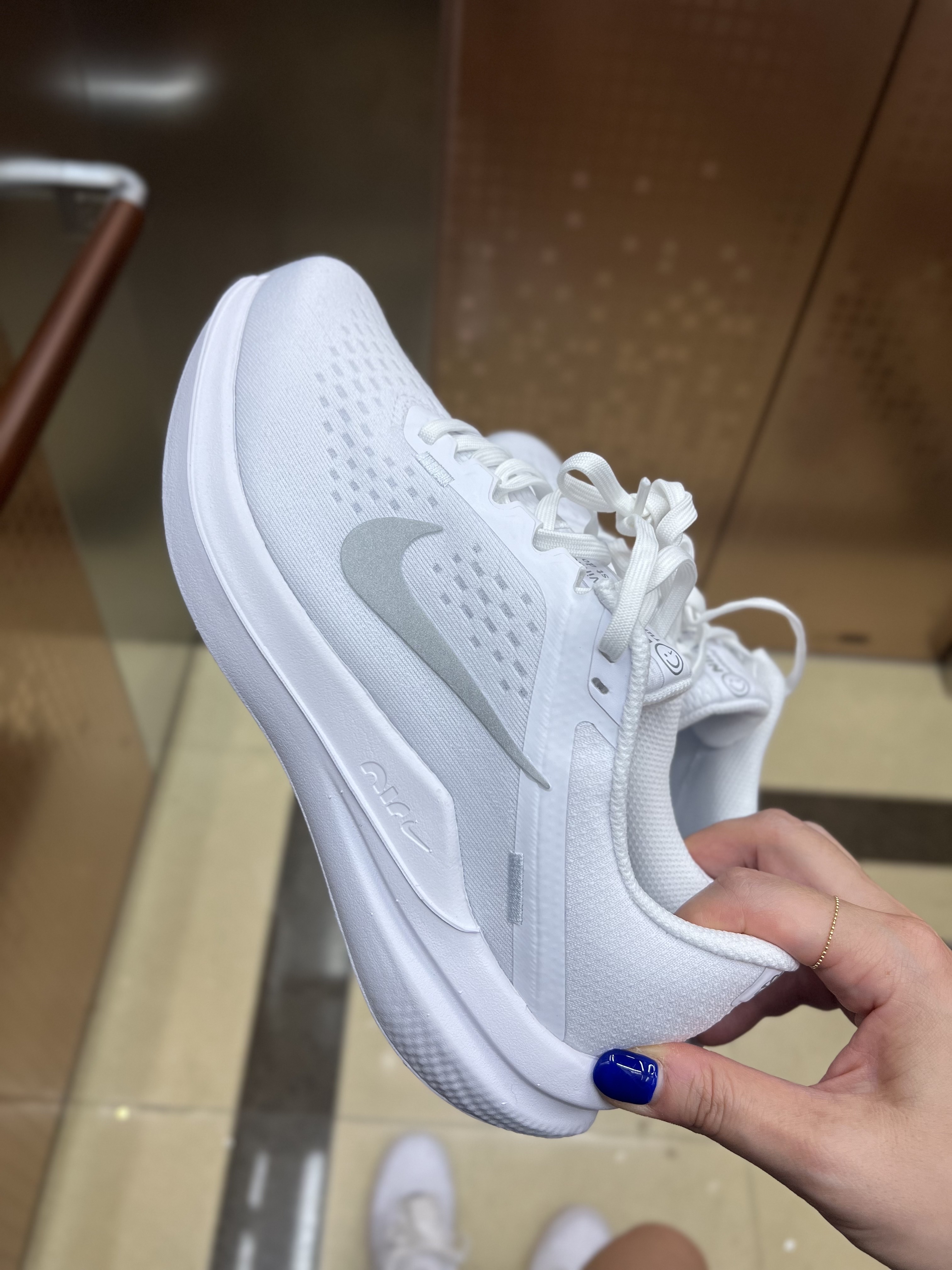 Nike Air Winflo 10 White Wolf Grey 착용 스타일 - 1
