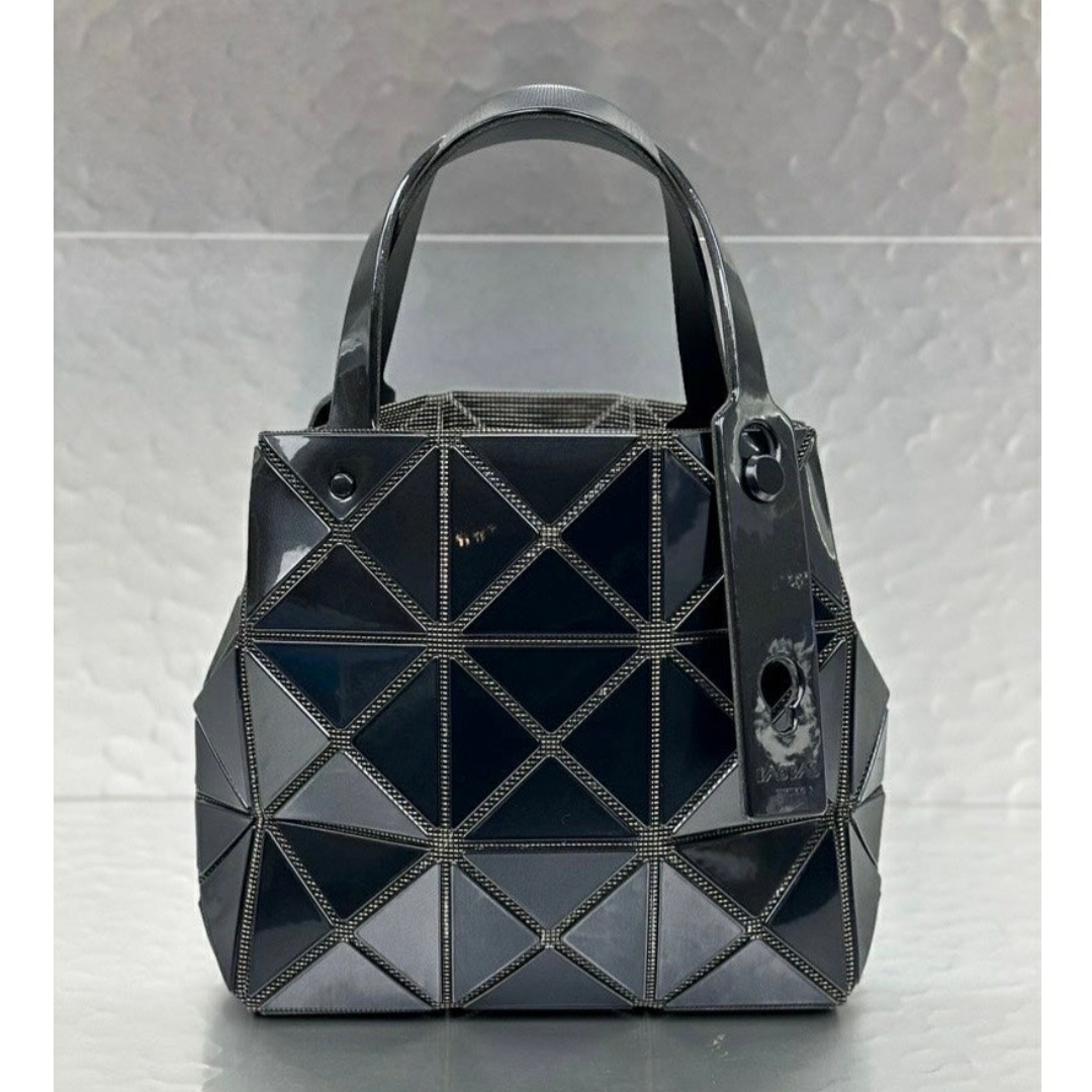 Bao Bao Issey Miyake Carat Handbag Black 착용 스타일