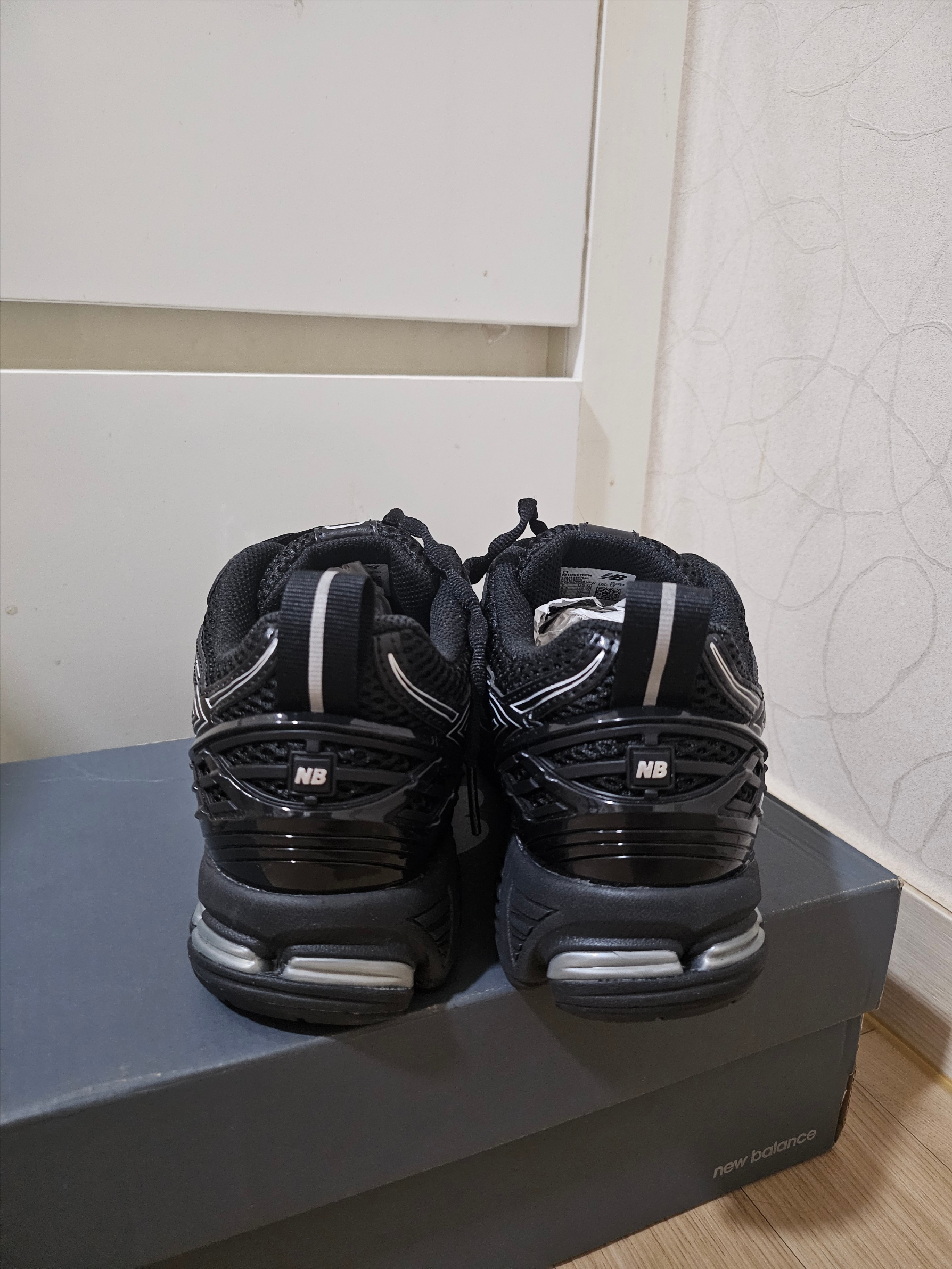 New Balance 1906R Black Silver Metallic 착용 스타일 - 4