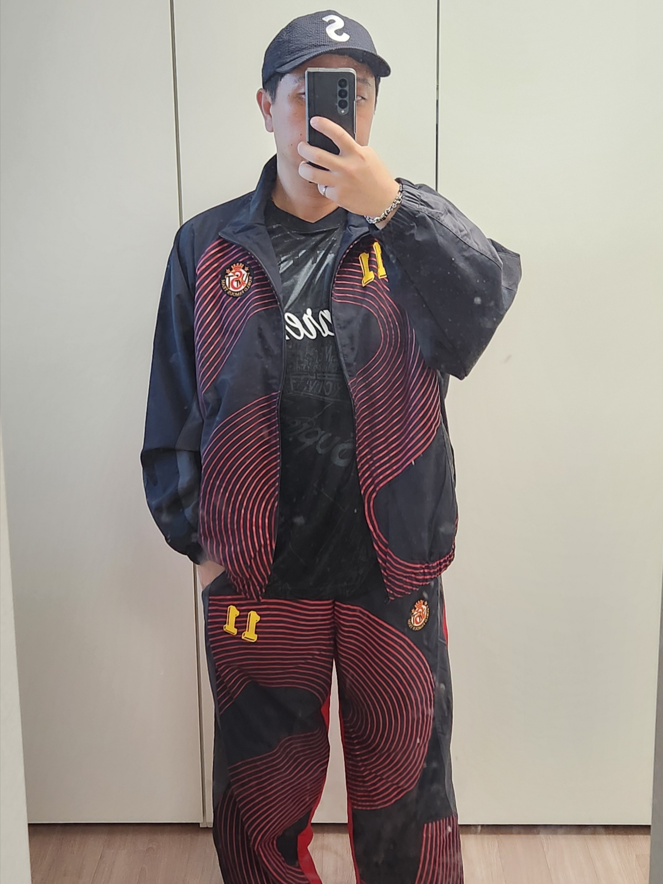 Supreme Jacquard Soccer Jersey Black - 24SS, Supreme Seersucker S Logo 6-Panel Black - 24SS 착용 스타일 - 1